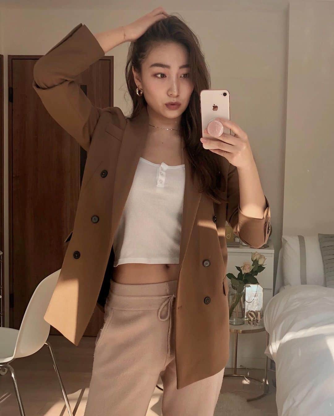 のインスタグラム：「Genuine Rose Quartz😍🥀 @popsockets_jp_official  海外で人気のアクセサリー感覚で付け替えて楽しめるPOPSOCKETS @popsockets  安定感があって写真撮る時もブレないし、動画を見る時にスタンドとしても使えてすごく便利だよ〜。 一番お気に入りのローズクォーツ、プリントじゃなくて本物の石なのがたまらん。 ここ最近ずっとファッションも小物もピンクベージュトーンでまとめるのが気分♡  #popsockets#phonebetter#Expressyourself#ポップソケッツ#ポップソケッツとコーデ#スマホアクセサリー#PR」
