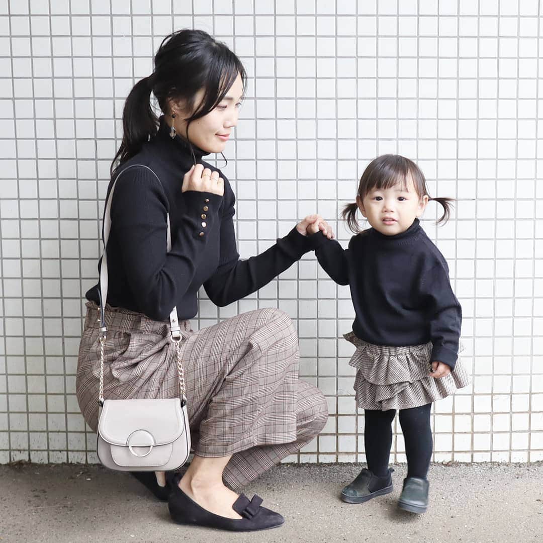 Eri Satoのインスタグラム：「black×beigeコーデ · tops: @titivatejp  #袖ボタンリブタートルニット · 今日は幼稚園のママ達と 我が家で息子のクリスマス会の衣装作り🎄 まぁほぼリメイクだけど🙄 息子は2年連続うさぎさん🐰 ママになって、お裁縫のスキルがあって良かったなと思う機会が増えた😂 · #ティティベイト#titivate  #titivatestyle#fashion#ootd#outfit#code#coordinate#style#ファッション#コーディネート#コーデ#プチプラ#プチプラコーデ#ママコーデ#シンプルコーデ#mamagirl#locari#ママファッション #partegram#読者モデル#ママモデル #l4like#カジュアル#お洒落さんと繋がりたい#リブニット#秋服#秋ファッション」