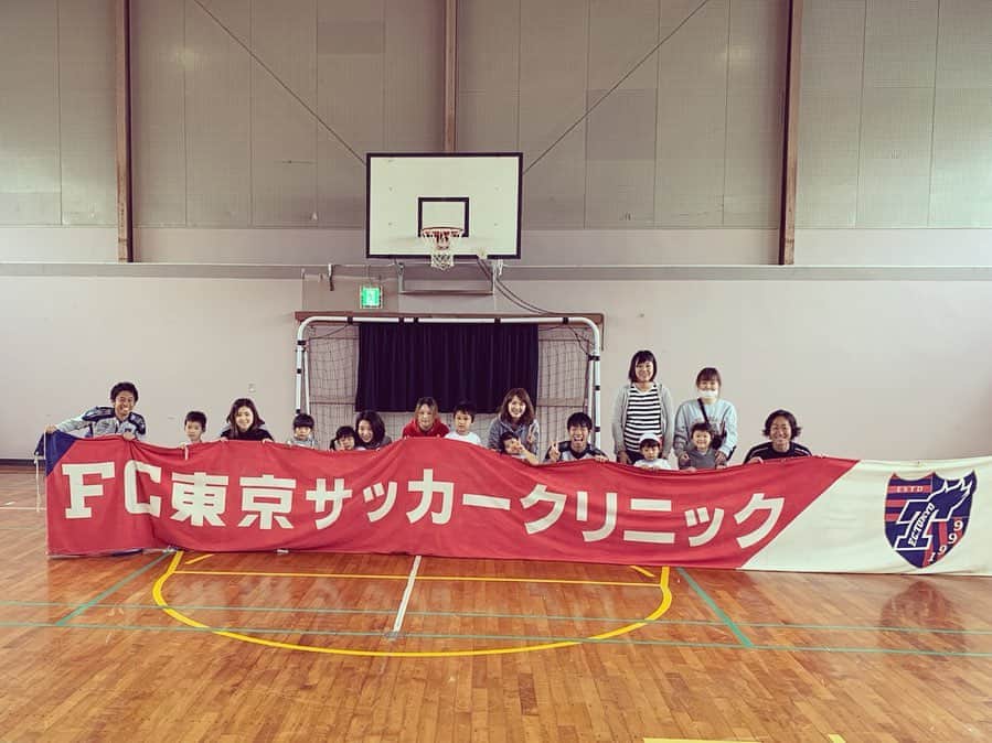 石川直宏さんのインスタグラム写真 - (石川直宏Instagram)「FC東京サッカークリニック in 都城 🔵🔴 昨年に引き続きの開催♪ 今年は2泊3日で普及部の鯨井コーチ・山口智司コーチと行ってきました🤝 . そして僕、ナオパンマンっ🌝 笑 . 昨年も行った都城きりしま支援学校では生徒も覚えていてくれていて、会った瞬間にハグしてくれました☺️ 嬉しかったな~💕 皆純粋で一生懸命✨汗だくになってボールを追いかけていました⚽️ . 本日初めて行った都城さくら聴覚支援学校では先生や生徒に手話を教えてもらいながらコミュニケーション👌終了後は一緒に給食を食べ、帰りには手作りの素敵な作品もいただきました✨ . 選手の時にキャンプでお世話になって以降、またこのような新たな形で、都城の皆さんとより密な関係で居られる事に感謝しています🤝✨ . ホスピタリティ溢れるおもてなしをありがとうございました！！！ . #都城 #宮崎 #ホスピタリティ #おもてなし #感謝 #fctokyo #FC東京 #tokyo #FC東京サッカークリニック #コミュニケーション #手話 #FC東京普及部 #FC東京ファミリー #ナオパンマン #fctokyoclubcommunicator  #FC東京クラブコミュニケーター #CC」11月26日 23時43分 - sgss.18