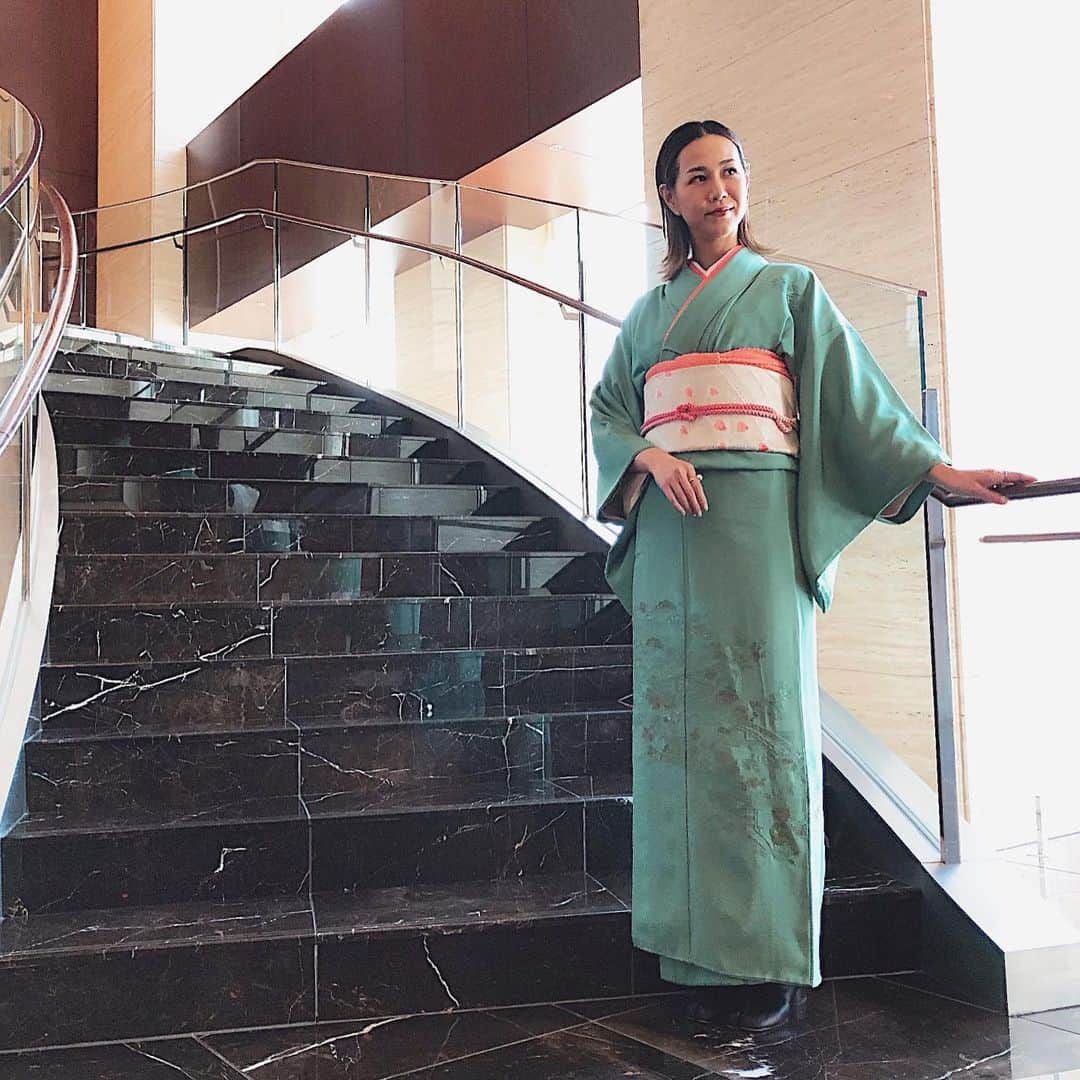 須田朱音さんのインスタグラム写真 - (須田朱音Instagram)「👘﻿ ﻿ 今回は松竹梅と秋らしいもみじの刺繍が入った🍁﻿ 淡いグリーンの訪問着にしました。﻿ ﻿ 帯をシルバーにして、﻿ 差し色は帯の花びら柄に合わせて﻿ サーモンピンクに統一🌸﻿ ﻿ 今回もママが着付けしてくれたんだけど、﻿ 花飾り風な帯の結び方がポイントです笑﻿ ﻿ 足元はペタンコ @maisonmargiela 🖤  シルバーのギラギラタビブーツ欲しいな〜﻿ 派手なの着物に合わせたいな🤔﻿ ﻿ #着物 #訪問着 #結婚式 #結婚式コーデ #タビブーツ ﻿#maisondesabre #メゾンドサブレ #511」11月26日 23時52分 - akane_godo