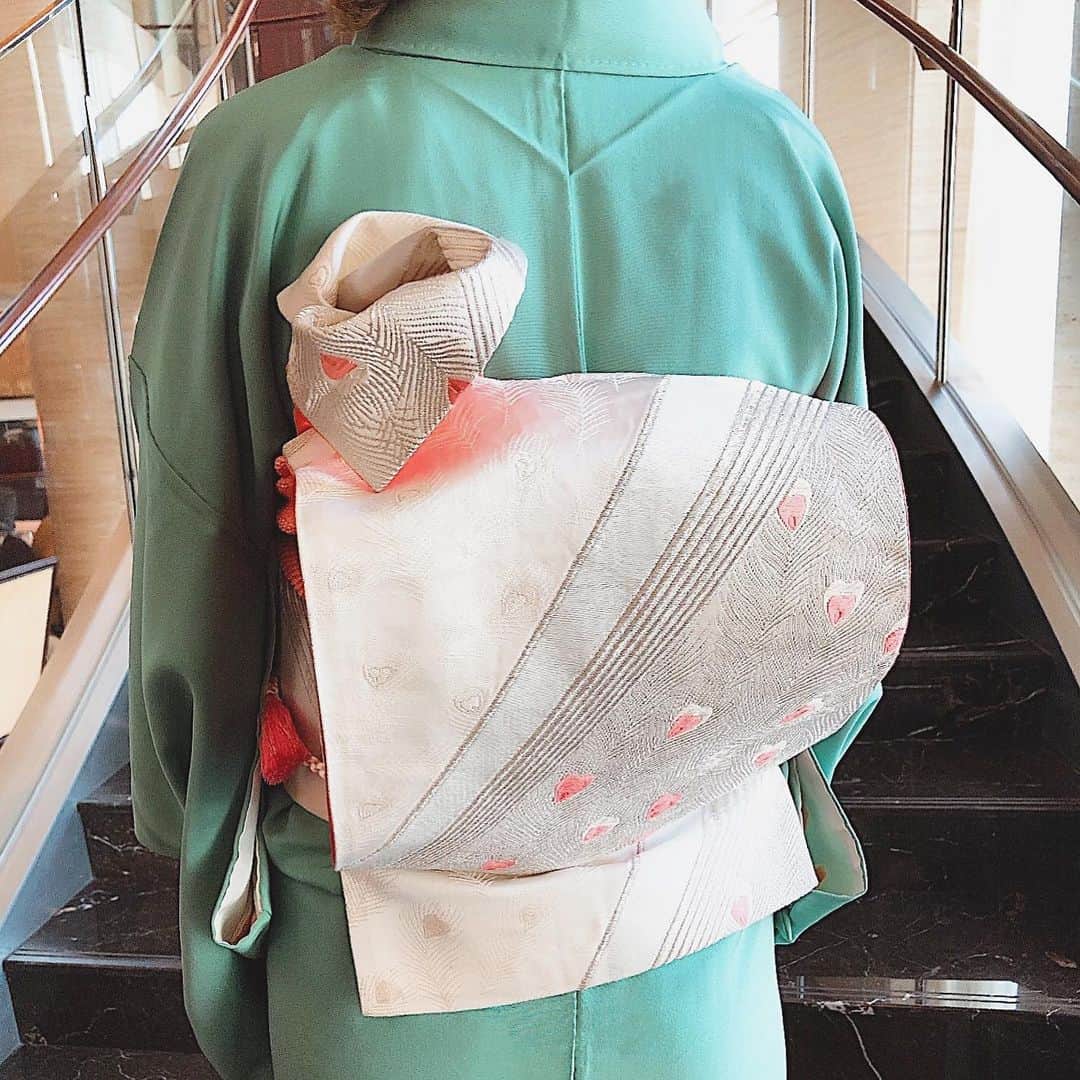 須田朱音さんのインスタグラム写真 - (須田朱音Instagram)「👘﻿ ﻿ 今回は松竹梅と秋らしいもみじの刺繍が入った🍁﻿ 淡いグリーンの訪問着にしました。﻿ ﻿ 帯をシルバーにして、﻿ 差し色は帯の花びら柄に合わせて﻿ サーモンピンクに統一🌸﻿ ﻿ 今回もママが着付けしてくれたんだけど、﻿ 花飾り風な帯の結び方がポイントです笑﻿ ﻿ 足元はペタンコ @maisonmargiela 🖤  シルバーのギラギラタビブーツ欲しいな〜﻿ 派手なの着物に合わせたいな🤔﻿ ﻿ #着物 #訪問着 #結婚式 #結婚式コーデ #タビブーツ ﻿#maisondesabre #メゾンドサブレ #511」11月26日 23時52分 - akane_godo