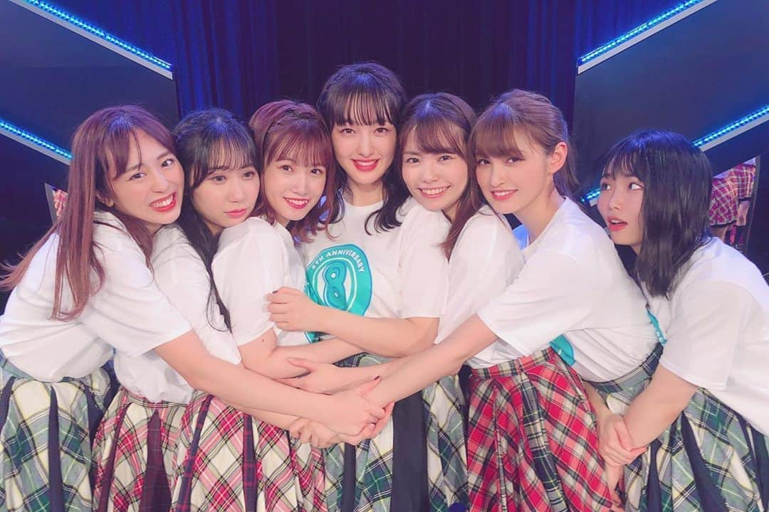 秋吉優花さんのインスタグラム写真 - (秋吉優花Instagram)「HKT48㊗️8周年！！ . 記念公演‬ありがとうございました。 過去の公演曲をいっぱい歌いました🥰  最近よく感じるのは HKT48が大好きって事。  本気でふざけて、笑い合って、やる時はちゃんとやる。 楽しいです。  同期との写真。 「同期」はやはり特別で、かけがえのない存在。これ以上減ったら本当に寂しい。卒業のタイミングはそれぞれあるけれど、正直ずっと居て欲しい。。 . これからも 大好きなメンバーの皆と ファンの皆さんと一緒に 楽しい事いっぱい出来ますように！！！ .  9年目も宜しくお願いします！！ラヴい。 . #HKT48 #HKT8周年　#にっこにこ2期　#秋吉優花」11月27日 0時03分 - akiyoshi_1024