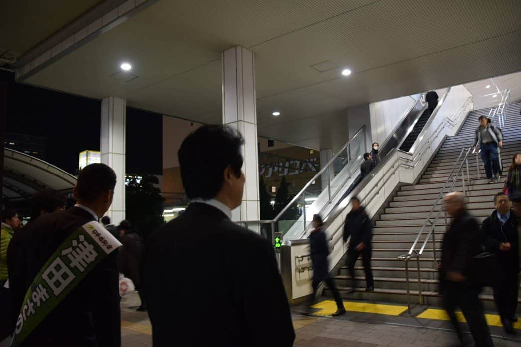 足立康史さんのインスタグラム写真 - (足立康史Instagram)「今夕は、国会の仕事を終えて、上尾駅西口で #上尾市議選  に立候補している #津田まさのり 候補 ‪@chief_eni_2013 と活動しました。関東、埼玉、上尾でも維新の新しい政治をスタートさせるために、力強いご支援を宜しくお願い申し上げます！」11月27日 0時03分 - adachiyasushi