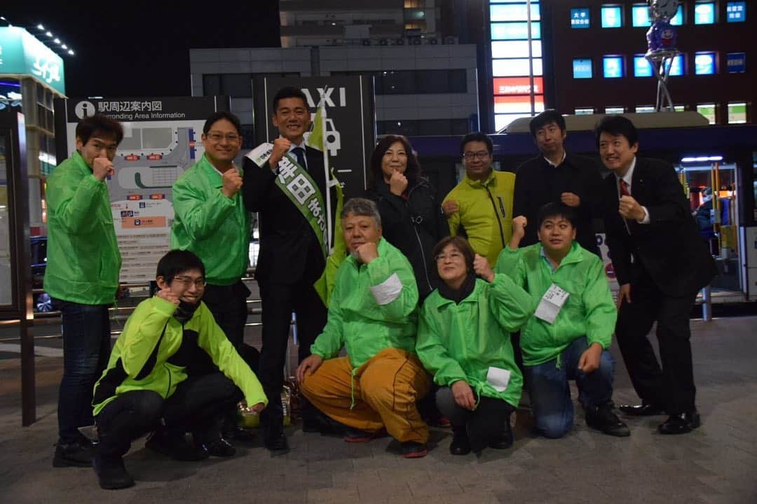 足立康史さんのインスタグラム写真 - (足立康史Instagram)「今夕は、国会の仕事を終えて、上尾駅西口で #上尾市議選  に立候補している #津田まさのり 候補 ‪@chief_eni_2013 と活動しました。関東、埼玉、上尾でも維新の新しい政治をスタートさせるために、力強いご支援を宜しくお願い申し上げます！」11月27日 0時03分 - adachiyasushi