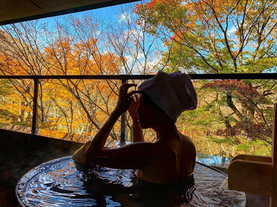 渡辺由布子さんのインスタグラム写真 - (渡辺由布子Instagram)「♨️ ・ 11月の#箱根 のひんやり澄んだ空気に融和するように、燃ゆるような#紅葉 を眺めながら、ちゃぽんと湯浴みする贅沢なひと時。  そうだ、今日は#いい風呂の日。  #1126  #紅葉露天  #客室露天風呂 #温泉旅行 #絶景 #日本再発見  #あざとい  #hotsprings #bathtime #hottub  #birthdaytrip #staycation  #autumnleaves #autumncolors  #discoverjapan #japantrip  #🍁 #♨️ 📍 @centurionofficial #Hakone #Japan #🇯🇵」11月26日 23時57分 - watanabe_yuko