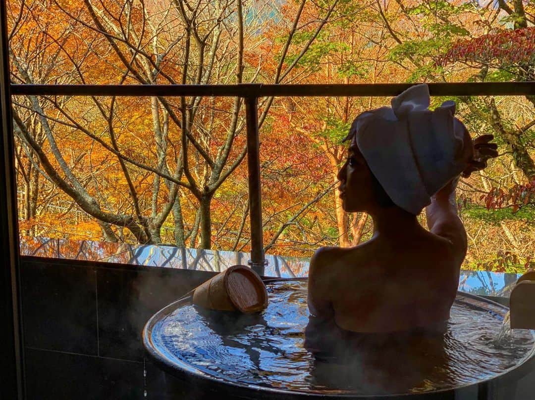 渡辺由布子さんのインスタグラム写真 - (渡辺由布子Instagram)「♨️ ・ 11月の#箱根 のひんやり澄んだ空気に融和するように、燃ゆるような#紅葉 を眺めながら、ちゃぽんと湯浴みする贅沢なひと時。  そうだ、今日は#いい風呂の日。  #1126  #紅葉露天  #客室露天風呂 #温泉旅行 #絶景 #日本再発見  #あざとい  #hotsprings #bathtime #hottub  #birthdaytrip #staycation  #autumnleaves #autumncolors  #discoverjapan #japantrip  #🍁 #♨️ 📍 @centurionofficial #Hakone #Japan #🇯🇵」11月26日 23時57分 - watanabe_yuko