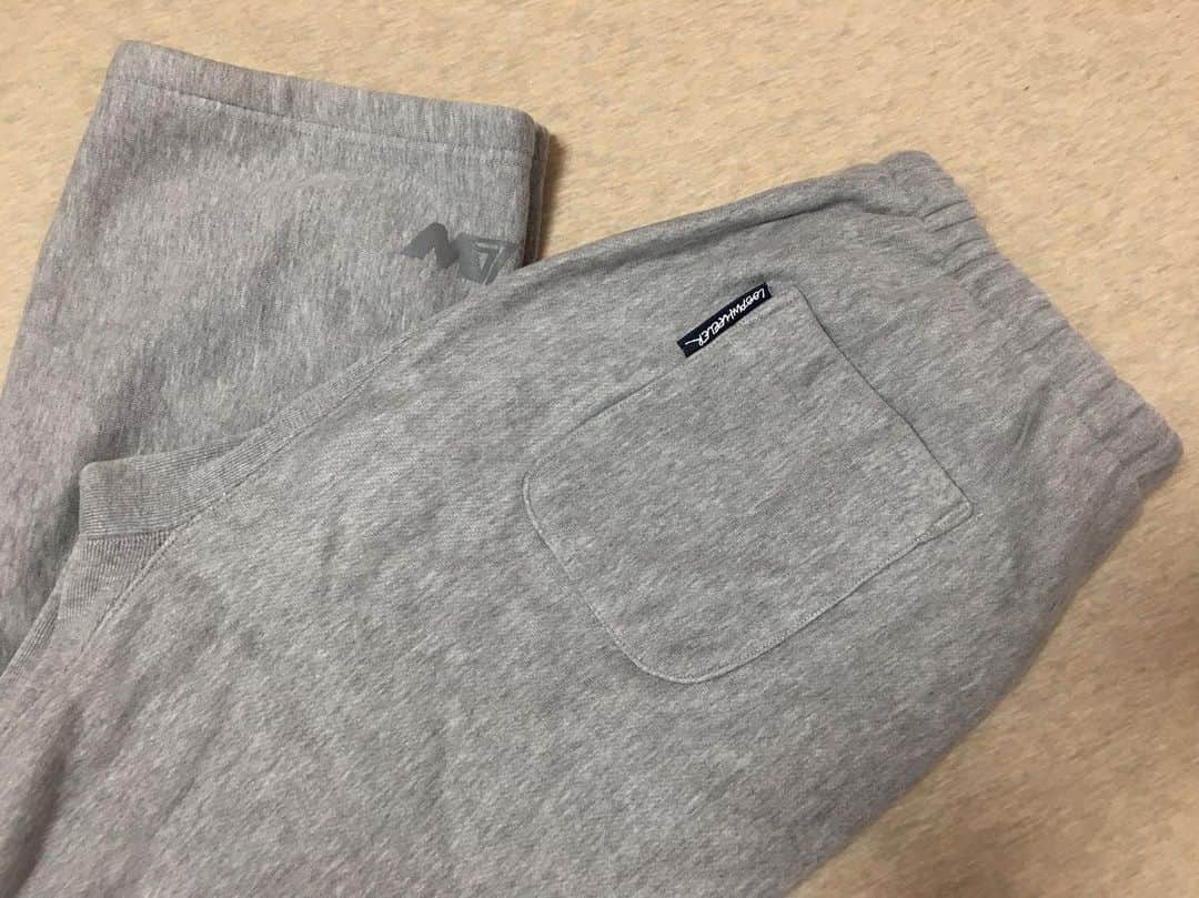のインスタグラム：「. 〈 #LWスタッフ愛用品 〉 自宅でも愛用している #LW07 ☝🏻 この時期は毎日、色違いでヘビロテです。 因みにこの子は約5年選手💁🏻‍♂️ 身体にも馴染んで寒い夜も、ふんわり優しく 包み込んでくれる頼もしい逸品です👍🏼✨ The comfort LW sweat pants : ) #loopwheeler #LWSENDAGAYA  #tsuriami #ループウィラー #ループウィラー千駄ヶ谷 #吊り編み #日本製スウェット #Madeinjapan #スウェット #パーカ #LWBASIC #LWコーデ」