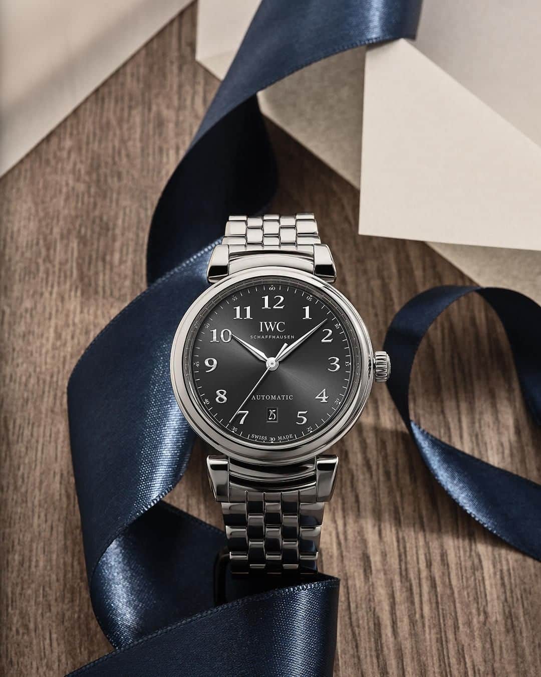 IWCさんのインスタグラム写真 - (IWCInstagram)「Those who truly appreciate understated luxury will delight in unwrapping the exquisite #IWCDaVinci Automatic (Ref. IW356602). #IWCSeasonsGreetings」11月27日 0時00分 - iwcwatches