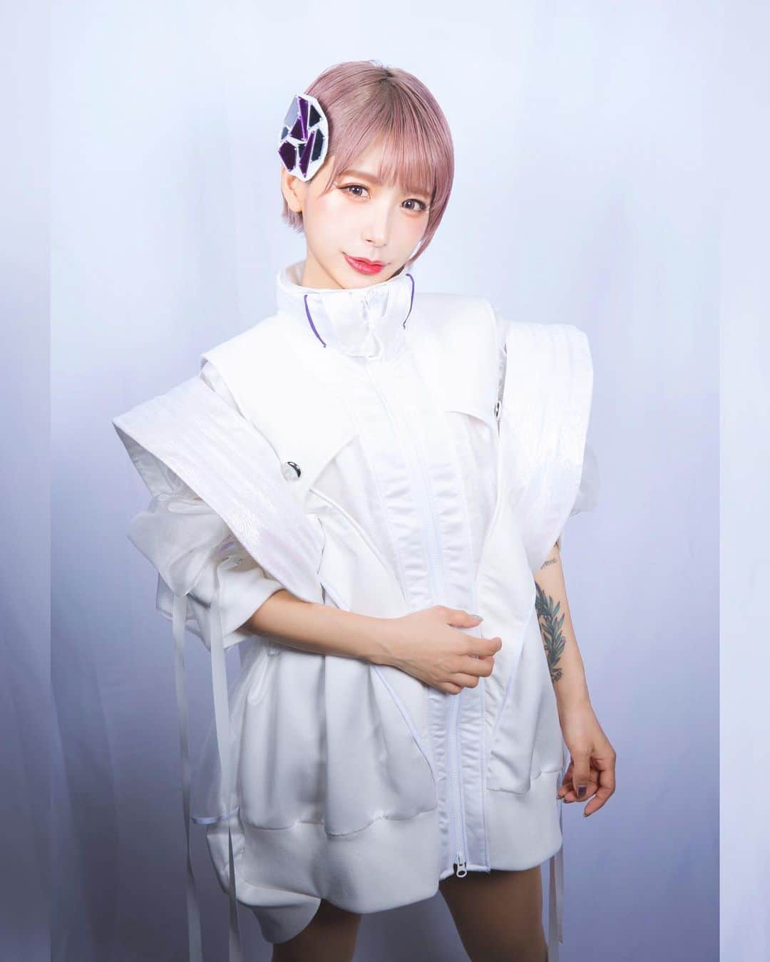 病夢やみいのインスタグラム：「🆕 Costume @nrtayn_95  Hair Color&Cut @mochi1031_____  Hair Set @imaiyutaro  Photo @espresso_17  #CY8ER #tattoo#tattoogirl」
