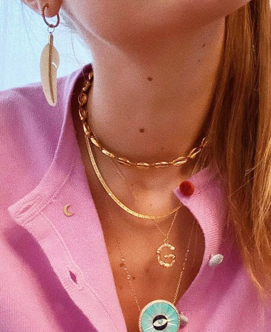Estée Lalondeのインスタグラム：「Exsqueeze me, but @gigihadid is wearing my @daisy_jewellery snake chain necklace and I might faint 🐍 #esteelalondeXdaisy #linkinbio ✨💕」