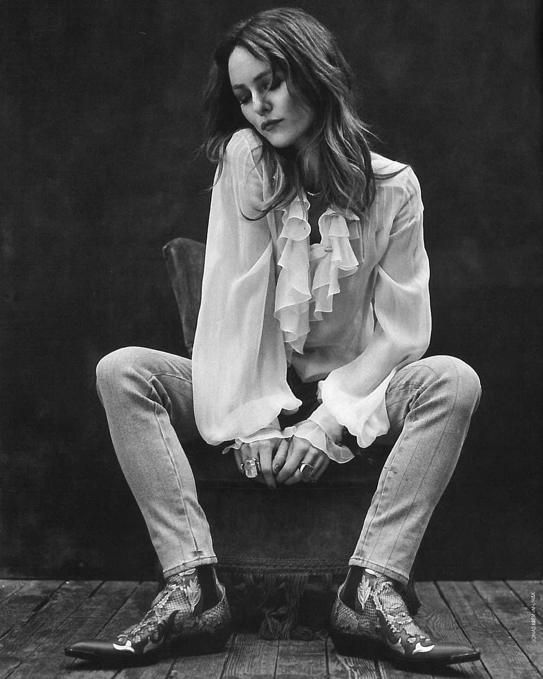 グーセンス パリのインスタグラム：「#VanessaParadis on the cover of ELLE, wearing our STONE ring as well as a Snake signet ring from the GOOSSENS X HARUMI collaboration. Styled by @marinebraunschvig and shot by @jonasbresnan . . #Goossens #rings #harumiklossowskaderola #snake #signetring #jewels #gold #rockcrystal #goldleaf #elle」