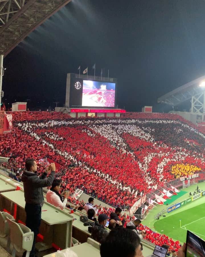 わちみなみのインスタグラム：「﻿ ACL決勝！﻿ 残念でした。。﻿ レッズの応援をしていて、﻿ 悲しくてはじめて涙が出ました😢😢﻿ ﻿ ﻿ でも、スタジアムに約6万人もの方がいて﻿ 旗のアートも見られて浦和という﻿ サポーターのみなさん含めチームの﻿ 力を改めて実感しました！﻿ アジアで1位を争うチームですものね！！﻿ こんな白熱した雰囲気の中応援できて﻿ 嬉しいです。﻿ リーグ戦、残り試合わずか、、﻿ 全力で応援しますっ❗️ #ACL決勝 #ACL  #浦和レッズ #urawareds」