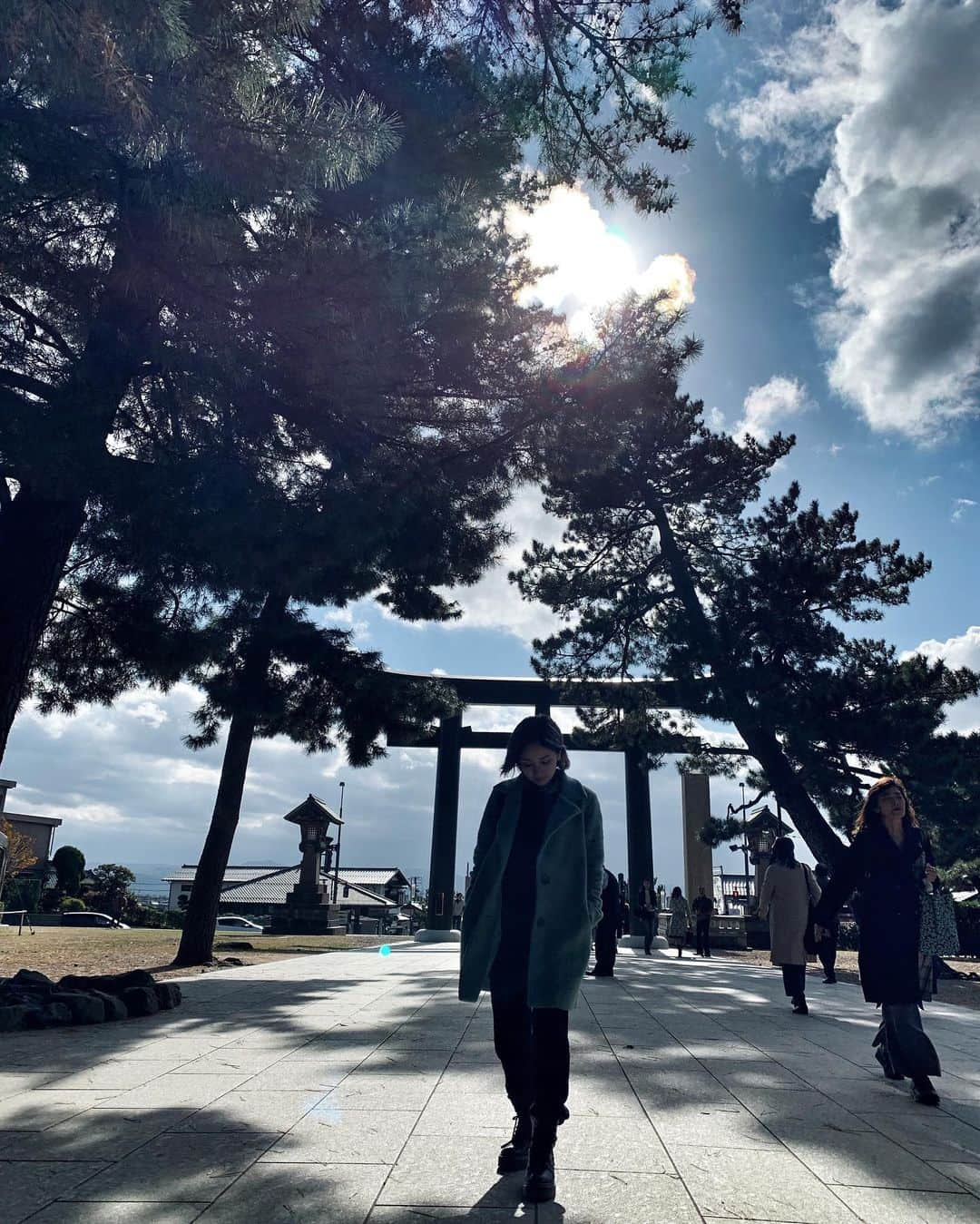 チアコマさんのインスタグラム写真 - (チアコマInstagram)「﻿ ﻿ フジドリームエアラインズで出雲の旅♡﻿ こないだは八重垣神社UPしたので﻿ 今回は出雲大社UPする📷♡﻿ ﻿ 飛行機で行くとほんとに近い！✈️﻿ 出雲の旅は﻿ 12月に1泊2日でお得に行けるらしいよ❤️﻿ 詳細はFDAの公式ホームページにも﻿ 載ってた！♡﻿ ﻿ 出雲は食べ物も美味しかったし、﻿ 楽しかったから、﻿ 次は泊まりでゆっくり行ってみたいなぁ🤤♡♡﻿ ﻿ #ひょいと出雲﻿ #フジドリームエアラインズ﻿ #八重垣神社﻿ #出雲大社﻿ #PR﻿ #出雲 #izumo #izumotaisha  #旅行 #女子旅 #trip #travel #japantrip #神社 #神社巡り #島根旅行  #島根 #島根観光 #shimane #shimaneprefecture」11月27日 0時33分 - chia_koma