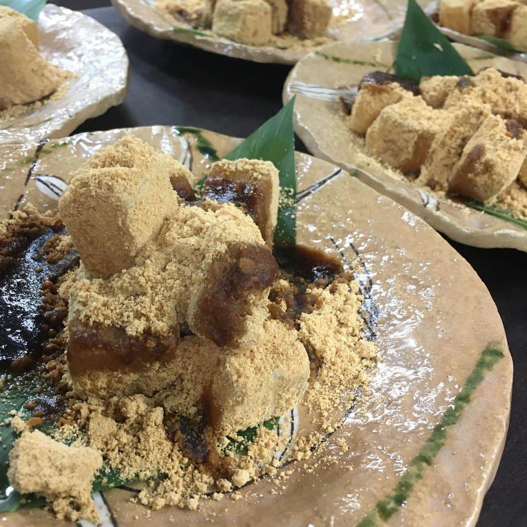 のインスタグラム：「こんばんは🌆😸😺😺😺😺 北海道知床漁場天神橋店です。😻 本日もたくさんのお客様に😼 ご来店いただきました。😹 誠にありがとうございます😊＃北海道知床漁場天神橋店#北海道日本酒#北海道グルメ#北海道料理#天満#天神橋筋5丁目＃天神橋筋商店街#天満グルメ#海鮮居酒屋#出汁巻たまご#活魚#忘年会#新年会#掘りごたつ#地下#隠れ家#飲み放題#帆立#ほっけ」