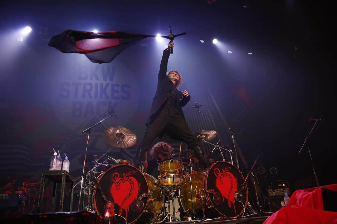 Hydeさんのインスタグラム写真 - (HydeInstagram)「“THE ORAL CIGARETTES COUPLING TOUR BKW!! STRIKES BACK 2019” was fantastic! Thank you for having me tonight!  #HYDE #TheOralCigarettes」11月27日 0時35分 - hydeofficial