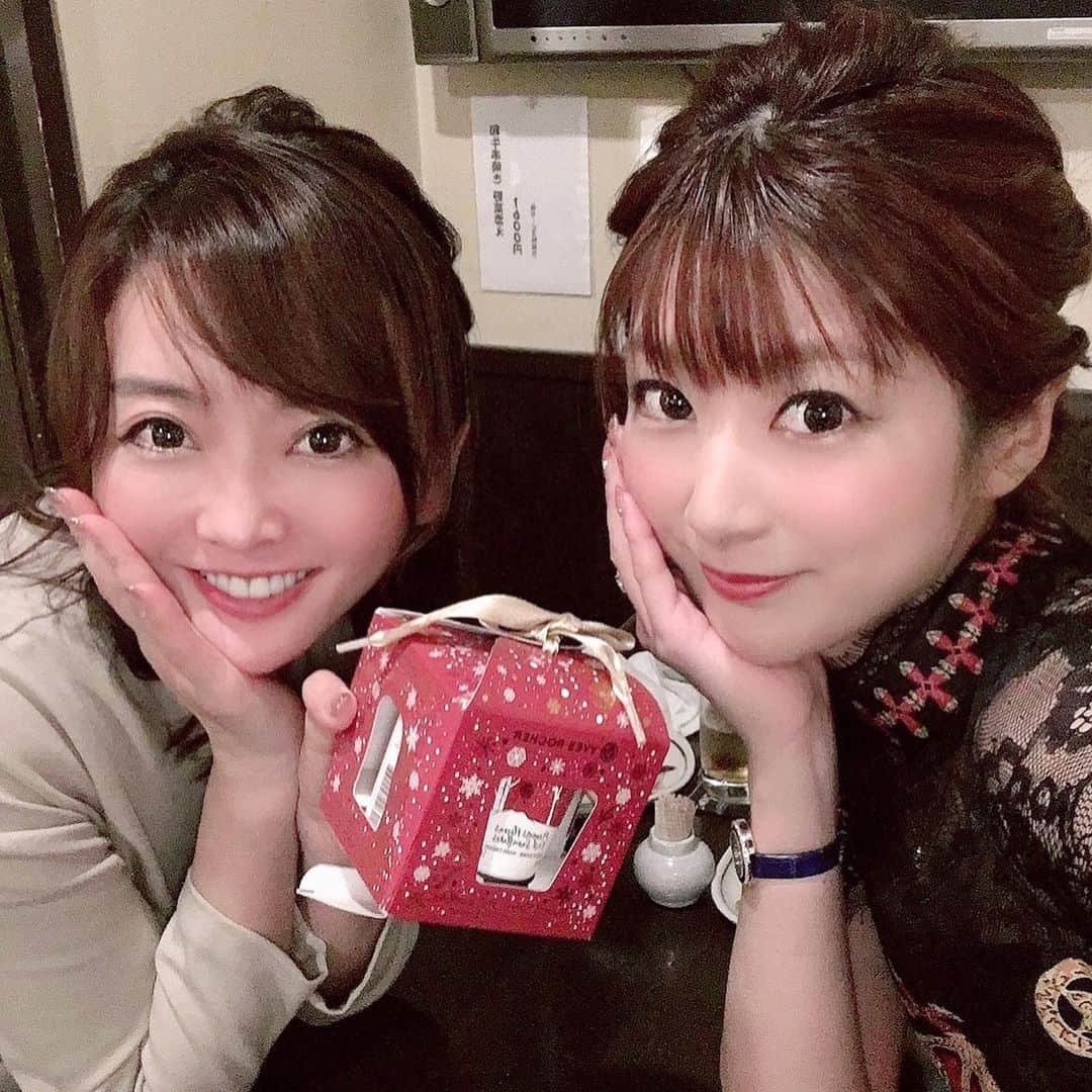 のインスタグラム：「久しぶりにあやかちゃんと💖 （@ayakakojima1006 ）  お土産もらったよ〜💓💓💓 ありがとう😘😘😘 ♡  #お土産 #girlfriend」