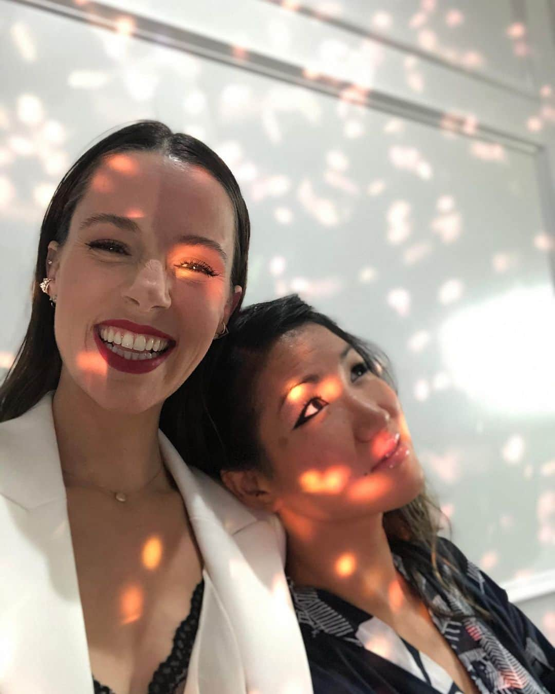 アロナ・タルさんのインスタグラム写真 - (アロナ・タルInstagram)「On the stage at the #AMAs  finishing a bday celebration for our @soyonan bday! Thanks soy for showing us how you and baz do a night on the town. #epic」11月27日 0時42分 - alonatal