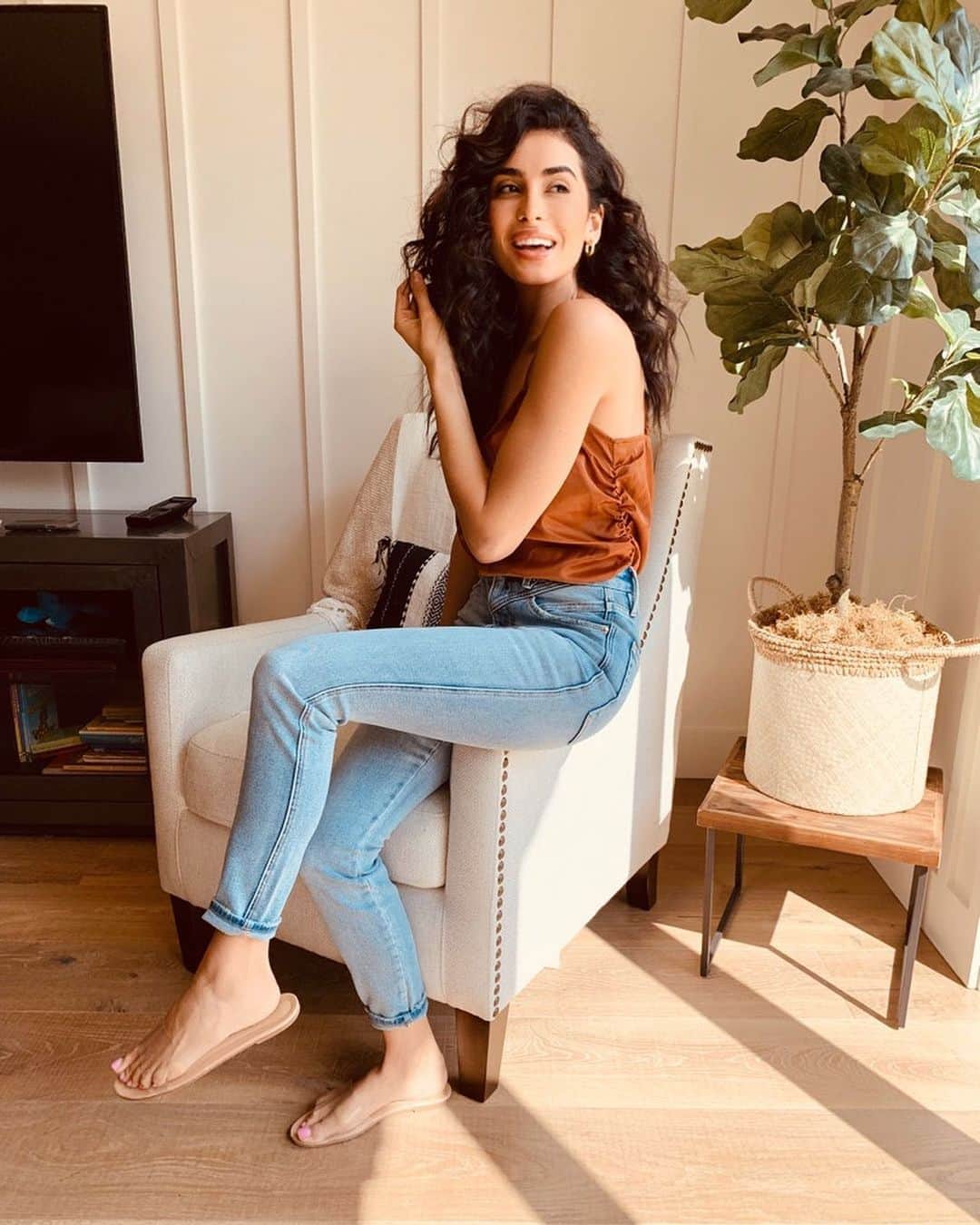 Sazan Hendrixさんのインスタグラム写真 - (Sazan HendrixInstagram)「Thanksgiving over the years ✨🦃 Feeling more and more grateful with every new year & embracing all the changes that have come with it 🍂 I wonder what next year will look like 😏👶🏻👶🏻 #thanksgiving #cozyseason #family」11月27日 0時45分 - sazan