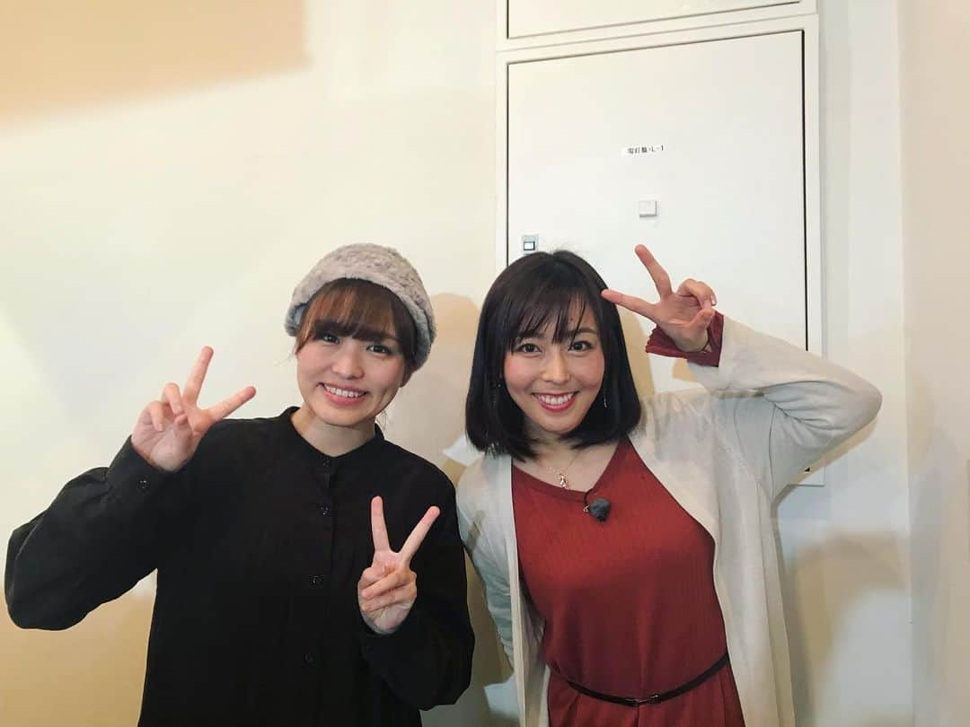 伊藤えみさんのインスタグラム写真 - (伊藤えみInstagram)「フジテレビONEで放送の『ラーメンWalkerTV2』今月の新作に元乃木坂46の伊藤かりんちゃんとダブル伊藤でゲスト出演させてもらいました☆  伊藤さんて沢山いるけどあまり共演の機会なかったので嬉しい！しかもこんな可愛くて食べっぷりの良いかりんちゃんと♡  珍しく女性に囲まれ落ち着かない様子のMCサニーデイ田中さんも必見です（笑） 『ラーメンWalkerTV2』 #247「小麦と肉　桃の木」は11/28（木）10時からOA。  #伊藤かりん  #乃木坂46  #いい食べっぷり  #ダブル伊藤  #田中貴 #サニーデイサービス  #伊藤えみ  #ラーメンwalkertv2  #ラーメン #ラーテレ  #TV #OA」11月27日 0時49分 - itoemi1019