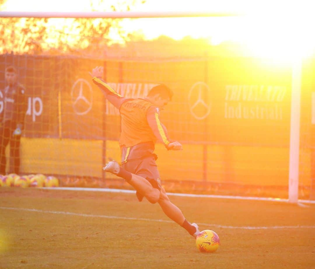 エラス・ヴェローナFCさんのインスタグラム写真 - (エラス・ヴェローナFCInstagram)「🌅 Al tramonto... si riparte 💛💙 #DaiVerona #training #hellasverona #nofilter」11月27日 0時57分 - hellasveronafc