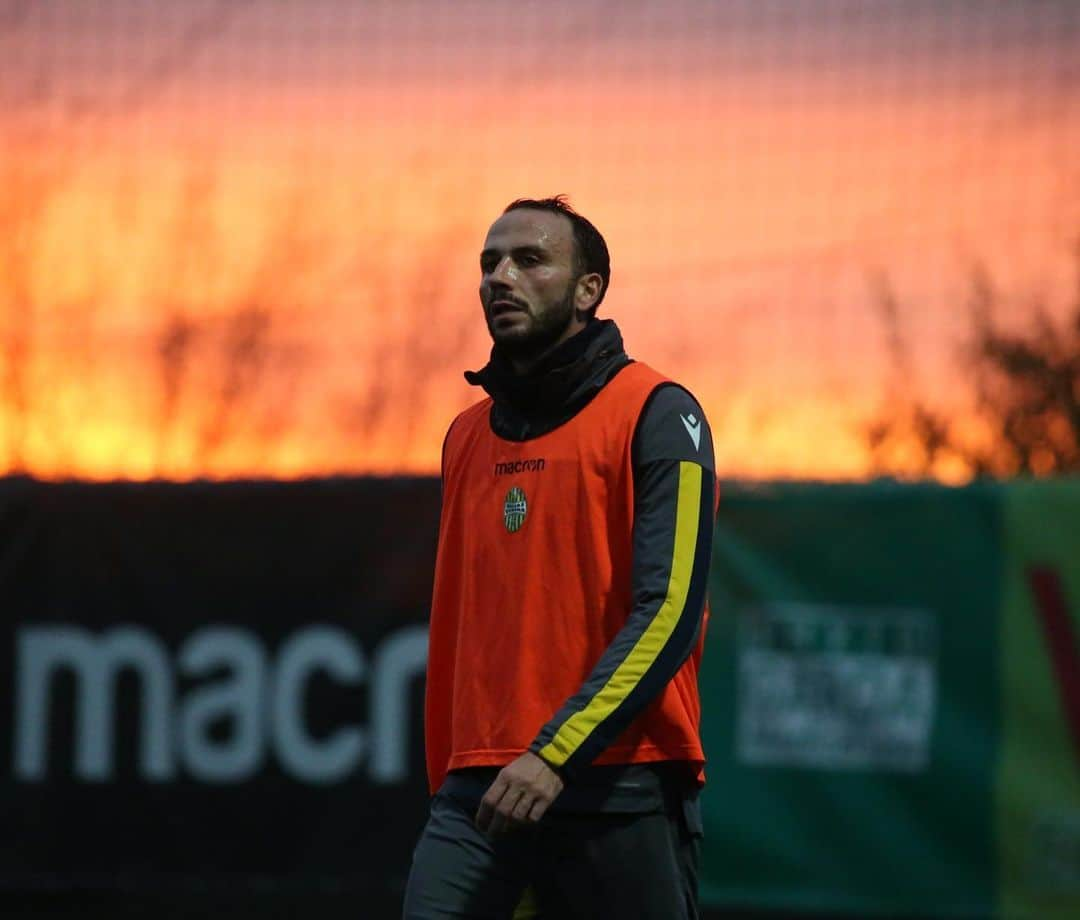 エラス・ヴェローナFCさんのインスタグラム写真 - (エラス・ヴェローナFCInstagram)「🌅 Al tramonto... si riparte 💛💙 #DaiVerona #training #hellasverona #nofilter」11月27日 0時57分 - hellasveronafc