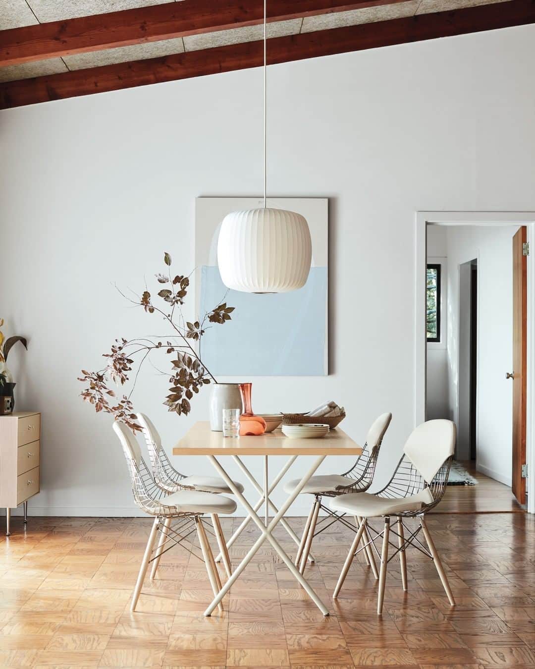 Herman Miller （ハーマンミラー）さんのインスタグラム写真 - (Herman Miller （ハーマンミラー）Instagram)「Save 15% and enjoy free shipping with the Herman Miller Sale. Warm up your home for family and friends with a holiday table you’ll want to linger over well after dessert has been served. Share how you celebrate with #HMatHome  Sale available in the U.S. and Canada only.」11月27日 1時00分 - hermanmiller