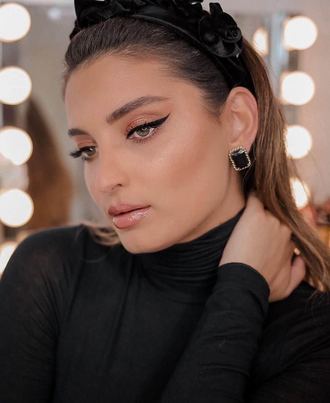 Too Facedさんのインスタグラム写真 - (Too FacedInstagram)「SLAYY 😍 Recreate @mernahermez's GORGEOUS glam with our Gingerbread Extra Spicy Eye Shadow Palette shades: Spicy Mami, Gingerbread Glam, and Cookie Call! ✨ #regram #toofacedambassador #toofaced」11月27日 1時01分 - toofaced