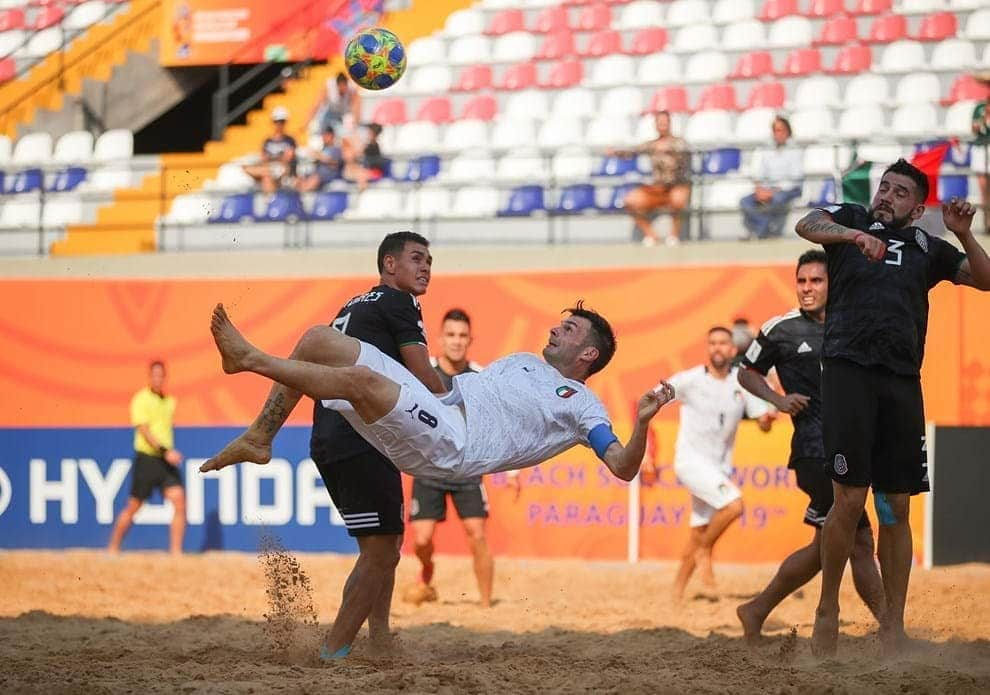 サッカーイタリア代表さんのインスタグラム写真 - (サッカーイタリア代表Instagram)「#Nazionale #BeachSoccer🇮🇹 L’#Italia chiude il girone del Mondiale al primo posto, sarà la Svizzera🇨🇭 l'avversario ai Quarti . Giovedì alle 23.25 match in diretta su Sky Sport1, Sky Sport Collection e sul sito web di RaiSport . . #VivoAzzurro」11月27日 1時13分 - azzurri