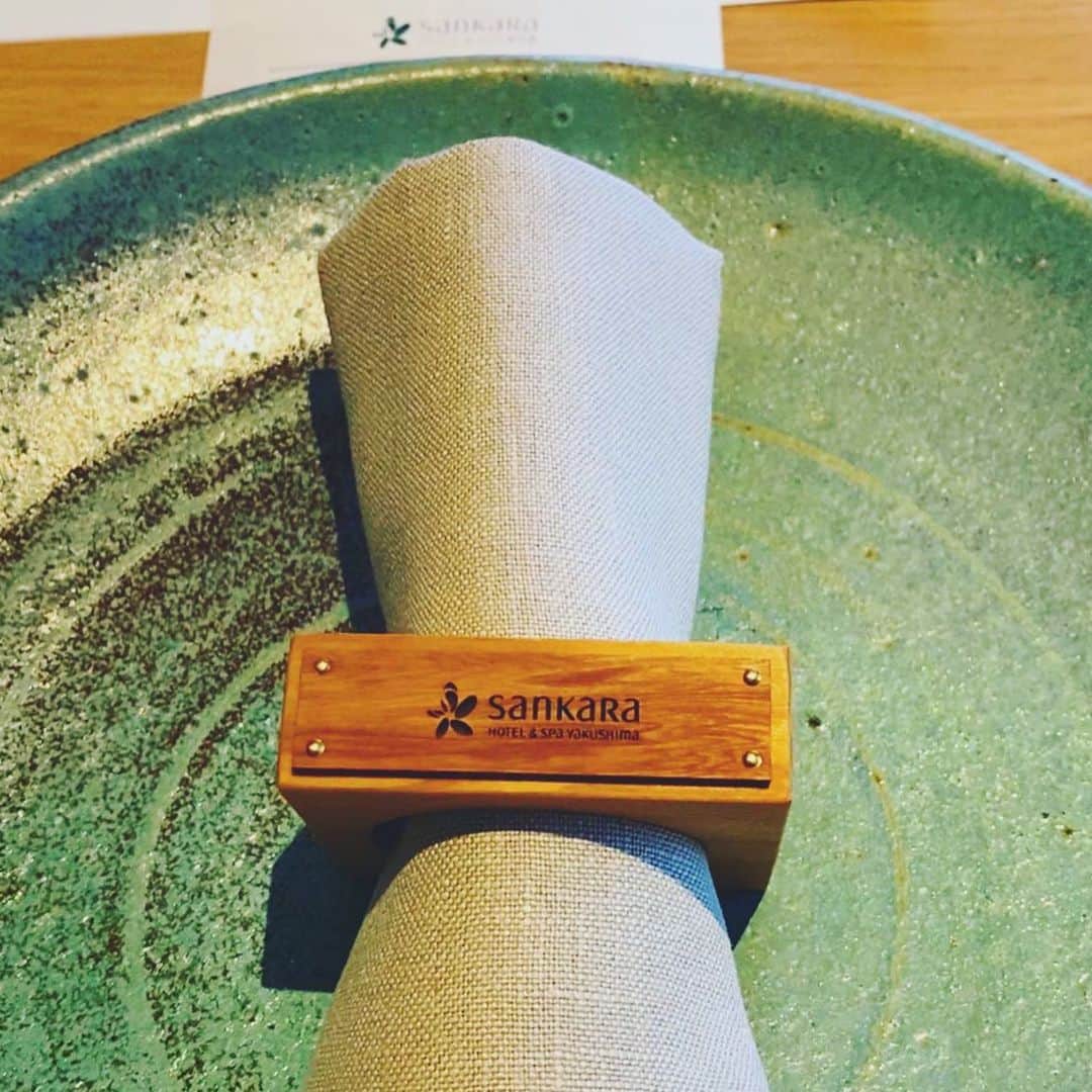のインスタグラム：「席に着いてショーが始まる時みたいなワクワク感が大好き🥰 屋久島のSANKARA HOTELでもあり神戸のグラシア二でもあるスペシャルなお料理をたらふくいただきました🍽  屋久島産の食材からalba産の白トリュフまで…😍全て見た目も美しくて美味しくて✨お料理の写真や場所は掲載できないのが残念すぎる💦貴重な時間と経験に大感謝です🥰屋久島行ってみたいなぁ  #食の備忘録 #自己満足 #食欲の秋 #完全会員制 #場違いな私 #luckygirl #贅沢な時間 #感謝 #sankarahotel #オーベルジュ #屋久島 #グラシアニ #チョコレートめっちゃ美味しい #白トリュフ #フレンチ #ポストした画像の追加は後からできないんだね」