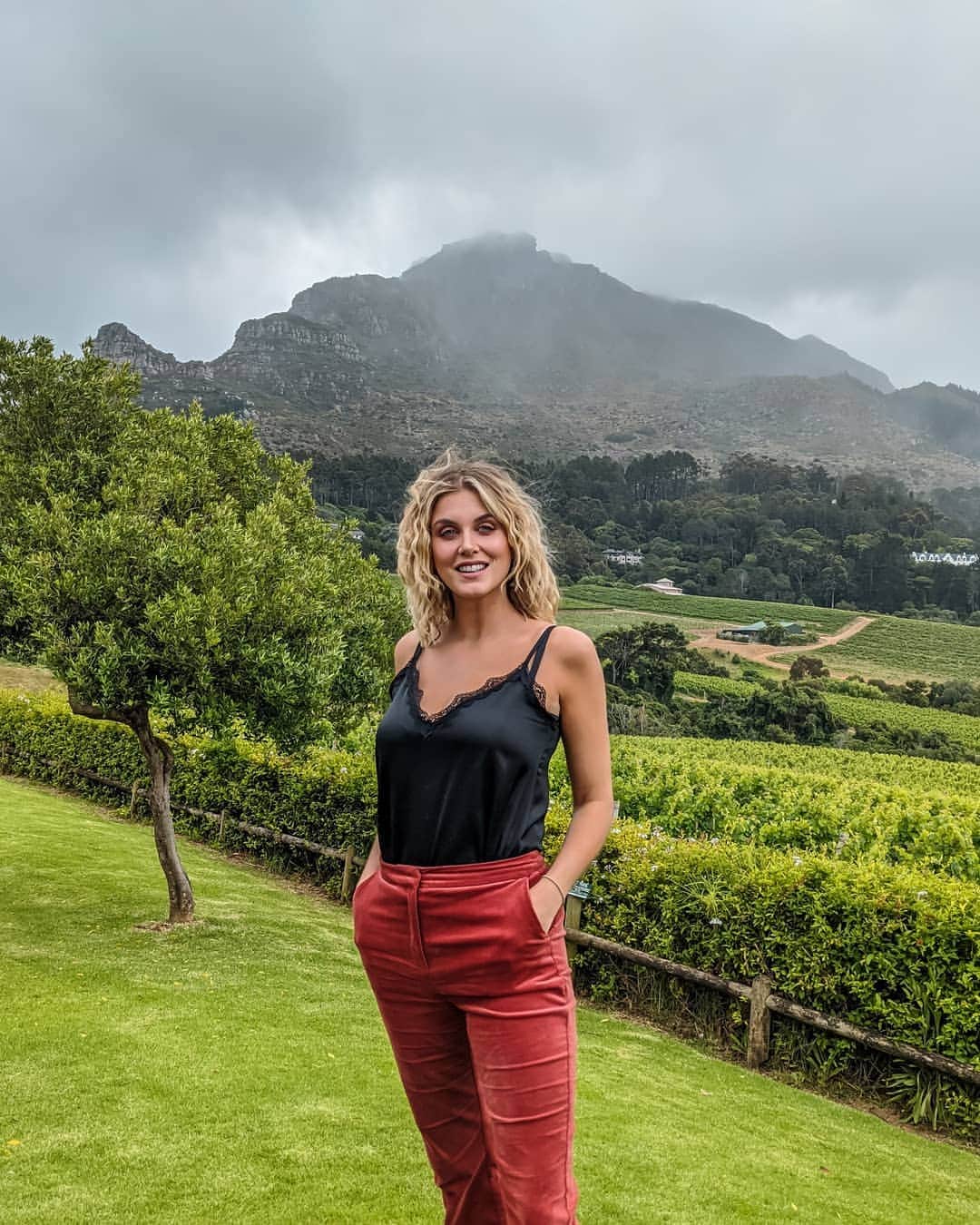 Ashley Jamesさんのインスタグラム写真 - (Ashley JamesInstagram)「The only thing the rain can't dampen, is my spirits (and my wine). 🍷 My favourite thing about Cape Town is that the city is right next to the beach, the mountains, and the most beautiful countryside. Everywhere is about 20 minutes away. We popped to Constantia for a bit of wine tasting and it's so beautiful there, even when the heavens opened on us! ☔🇿🇦 #capetown #travel」11月27日 1時07分 - ashleylouisejames