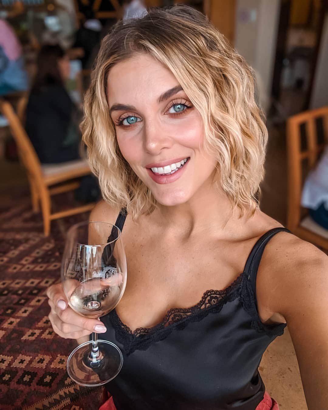 Ashley Jamesさんのインスタグラム写真 - (Ashley JamesInstagram)「The only thing the rain can't dampen, is my spirits (and my wine). 🍷 My favourite thing about Cape Town is that the city is right next to the beach, the mountains, and the most beautiful countryside. Everywhere is about 20 minutes away. We popped to Constantia for a bit of wine tasting and it's so beautiful there, even when the heavens opened on us! ☔🇿🇦 #capetown #travel」11月27日 1時07分 - ashleylouisejames