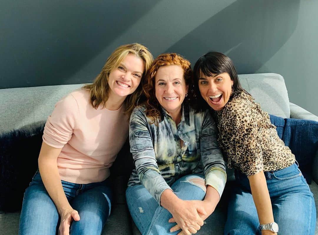 コンスタンス・ジマーさんのインスタグラム写真 - (コンスタンス・ジマーInstagram)「Warning: This episode of #TheMotherLoad is longer than normal...we didn’t dare cut prolific author and mother-of-four Ayelet Waldman @ayeletw (#BadMother, @unbelievable_netflix & #MommyTrackMysteries) when she had so much to share about the notion of “conventional motherhood.” Ayelet talked about the multifaceted reality of motherhood, by opening up about everything from her abortions, feminism, a writing career that happened because she was a mom, our internal relationship with shame (which may have made me cry) and also her experiences #microdosing LSD. Settle in with a glass of something for a “holiday-length episode!” Link always in my bio! #unload」11月27日 1時14分 - constancezimmer