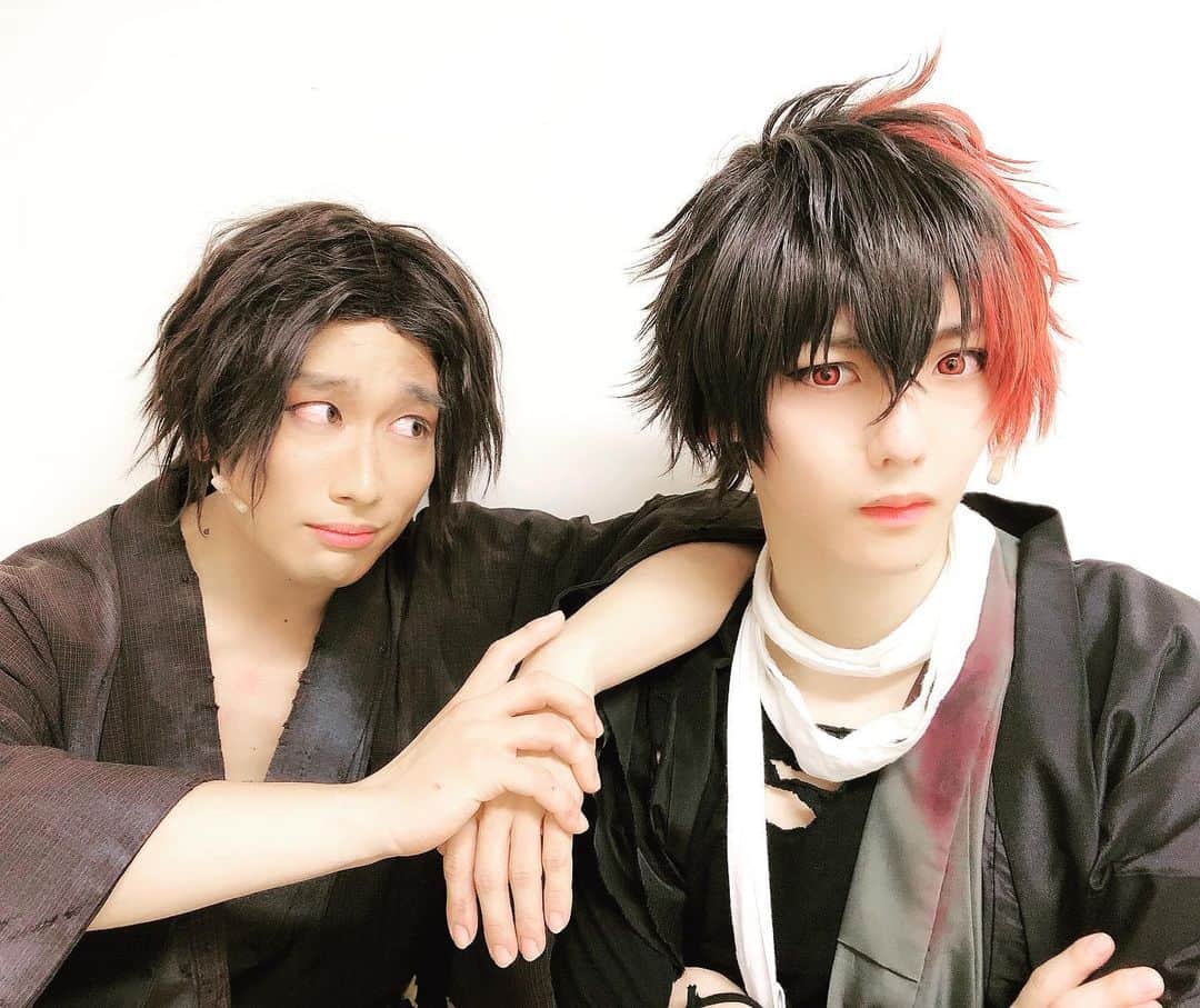 櫻井圭登のインスタグラム：「舞台『刀剣乱舞』維伝 朧の志士たち 今日も本番でした。  毎日、沢山の方が観に来て下さり、 嬉しい限りで御座います。感謝です。  今回、役者として、沢山の事を 挑戦させて頂いていて、 自分が進化出来る様に どんどん勝負していこうと 強く思っています。  最高のカンパニーで かけがえのない財産を 沢山頂いています。  本当に感謝ばかりです。  写真は大好きな洋平さんと。  岡田以蔵と肥前忠広。 この二人の物語も ぜひ見守って頂けたら嬉しいです。  明日からもどんどん 上げていきます。  このカンパニーなら 何でも出来る気がします。  刀剣乱舞、始めるぞ」