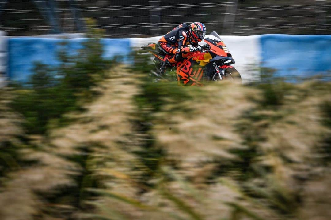 MotoGPさんのインスタグラム写真 - (MotoGPInstagram)「#JerezTest ⏱ done and dusted ✅ // The last track action of 2019 has come to an end 😢 Swipe left ⬅️ to check out some cool pics from Day 2 and don't forget that #AfterTheFlag starts at 5.30pm (GMT+1)! 🏁 Follow it LIVE 📡 on motogp.com! #Motorcycle #Racing #Motorsport」11月27日 1時11分 - motogp