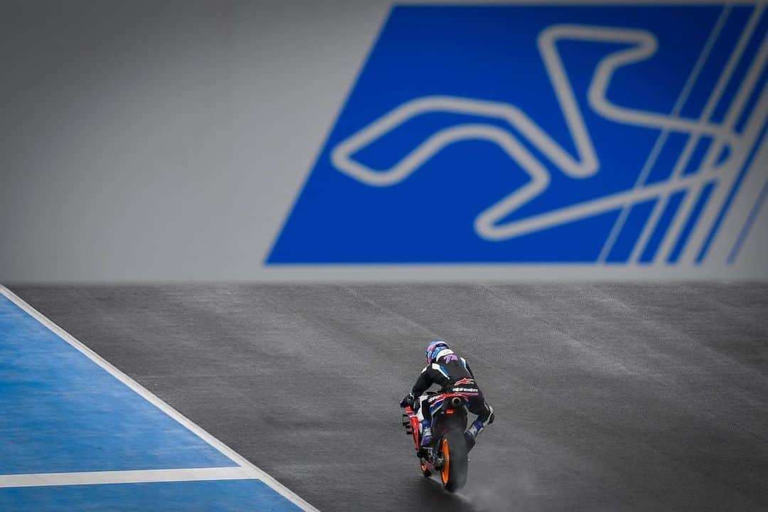MotoGPさんのインスタグラム写真 - (MotoGPInstagram)「#JerezTest ⏱ done and dusted ✅ // The last track action of 2019 has come to an end 😢 Swipe left ⬅️ to check out some cool pics from Day 2 and don't forget that #AfterTheFlag starts at 5.30pm (GMT+1)! 🏁 Follow it LIVE 📡 on motogp.com! #Motorcycle #Racing #Motorsport」11月27日 1時11分 - motogp