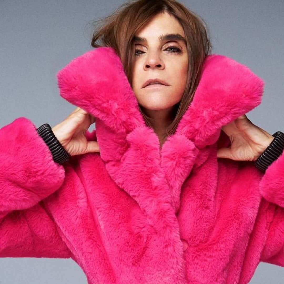 カリーヌ・ロワトフェルドのインスタグラム：「A pink coat that’s better than a pink lipstick!! #karlaccordingtocarine @karllagerfeld @carolinelebar @matiasindjic for @madamefigarofr @delphine.perroy.mad」