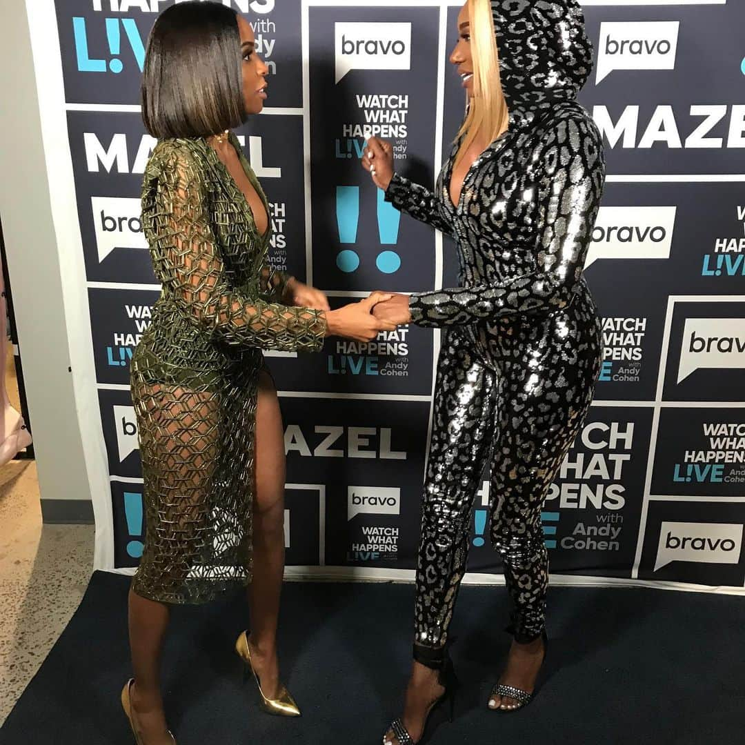 ネネ・リークスさんのインスタグラム写真 - (ネネ・リークスInstagram)「SWIPE: Fun times in the WWHL club house! Thank you to my glam team @mzjazz_makeupartist @tb_hairstylist for making me feel like a million bucks! Thank you to my “Ladies of Success Circle” who came out to support me and check out the show. You ladies look amazing! I hope you enjoyed yourself❤️Lastly Thank you to @bravoandy for having me! It’s always a fun time @kellyrowland you looked amazing girlie! #rawthankyou  #jumpsuittomford #lostour #rhoa」11月27日 1時26分 - neneleakes