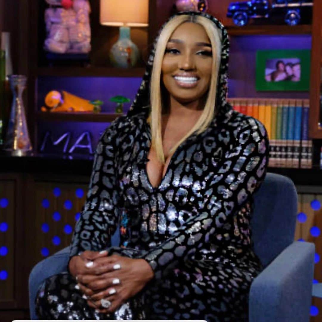 ネネ・リークスさんのインスタグラム写真 - (ネネ・リークスInstagram)「SWIPE: Fun times in the WWHL club house! Thank you to my glam team @mzjazz_makeupartist @tb_hairstylist for making me feel like a million bucks! Thank you to my “Ladies of Success Circle” who came out to support me and check out the show. You ladies look amazing! I hope you enjoyed yourself❤️Lastly Thank you to @bravoandy for having me! It’s always a fun time @kellyrowland you looked amazing girlie! #rawthankyou  #jumpsuittomford #lostour #rhoa」11月27日 1時26分 - neneleakes