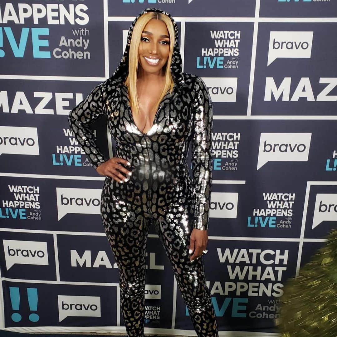 ネネ・リークスさんのインスタグラム写真 - (ネネ・リークスInstagram)「SWIPE: Fun times in the WWHL club house! Thank you to my glam team @mzjazz_makeupartist @tb_hairstylist for making me feel like a million bucks! Thank you to my “Ladies of Success Circle” who came out to support me and check out the show. You ladies look amazing! I hope you enjoyed yourself❤️Lastly Thank you to @bravoandy for having me! It’s always a fun time @kellyrowland you looked amazing girlie! #rawthankyou  #jumpsuittomford #lostour #rhoa」11月27日 1時26分 - neneleakes