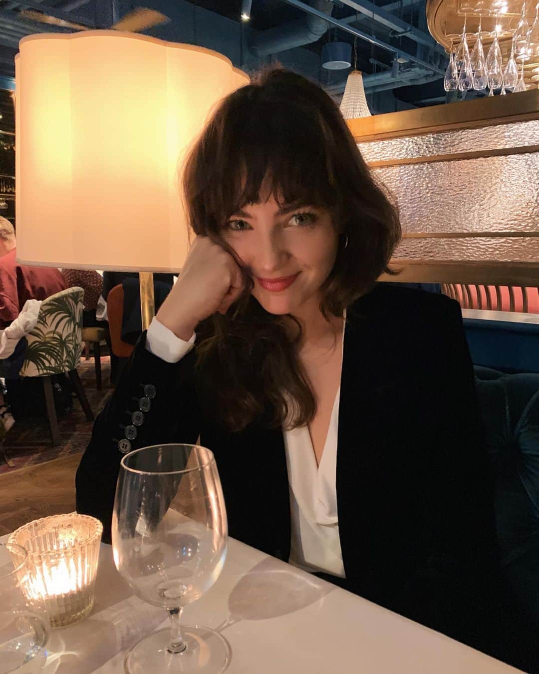 Amelia Zadroのインスタグラム：「Date night 🌹🐒 and an amazing performance by @niklaspaschburg 💥」