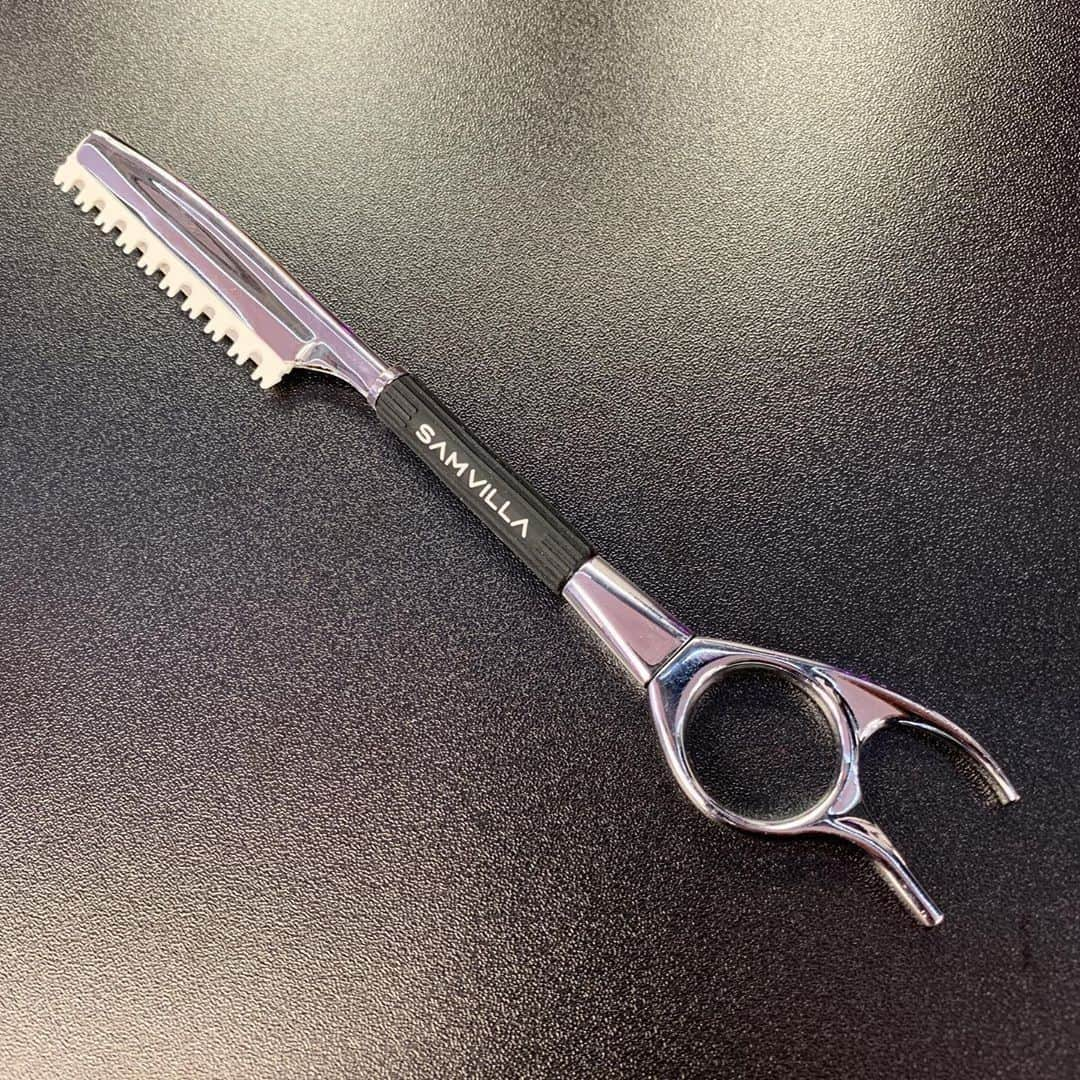 Sam Villaさんのインスタグラム写真 - (Sam VillaInstagram)「Does your razor come with three different blades? The Signature Series Razors give you the option of a guarded straight blade, a 9 Gap fine texturizing blade (pictured), and a 6 Gap blade for bold texturizing.⠀ ⠀ ✖️✖️✖️SHOP our #BlackFridaySale on SamVilla.com (link in bio) to SAVE BIG! Individual Razor and 10 pack blades 30% OFF or the #SamVilla Trio Razor 50% off ✖️✖️✖️ ⠀ ⠀ 📷 : @tommcgraw_thequietbarber .」11月27日 1時49分 - samvillahair