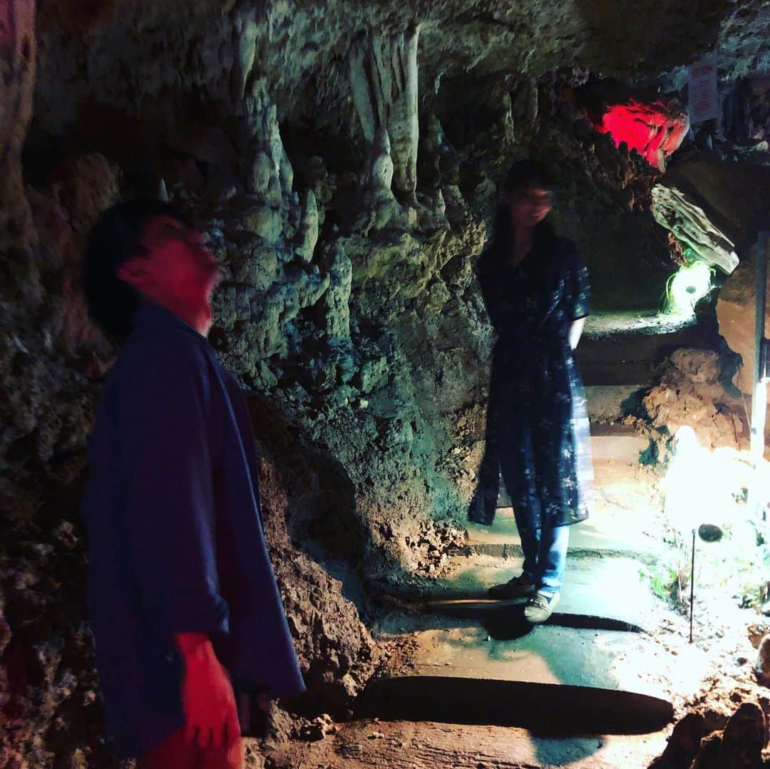 日出郎さんのインスタグラム写真 - (日出郎Instagram)「A limestone cave is explored  #日出郎  #金原亭杏寿 #金原亭駒平  #石垣島 #鍾乳洞 #探検」11月27日 1時42分 - hiderou1030