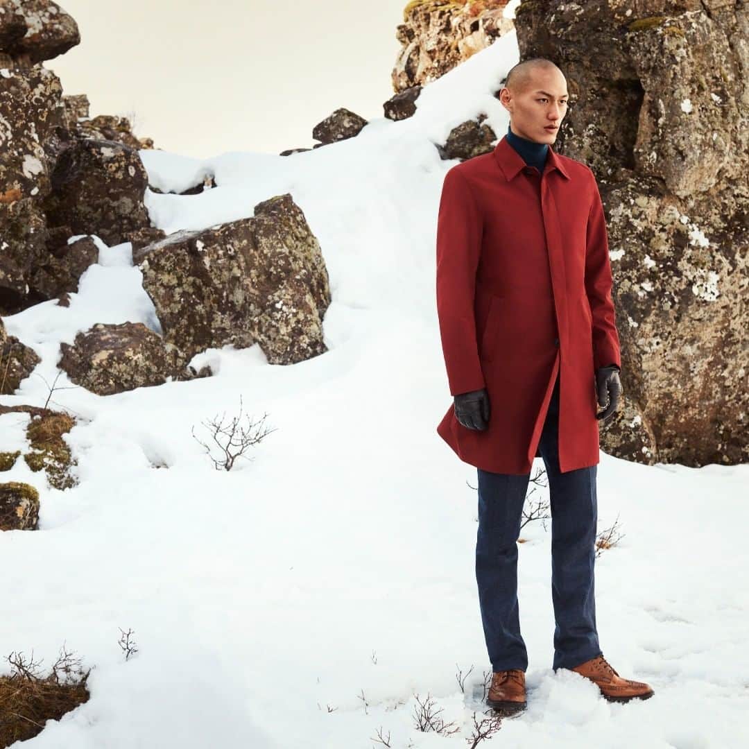 ギーブス&ホークスのインスタグラム：「This season, our single-breasted raincoat Monroe has been cut from a technical showerproof cotton and nylon blend in a confident shade of crimson. It’s designed with sealed seams, a throat tab, stand collar, practical side slip pockets and concealed fly-front, it’s just the thing to tackle poor weather.」