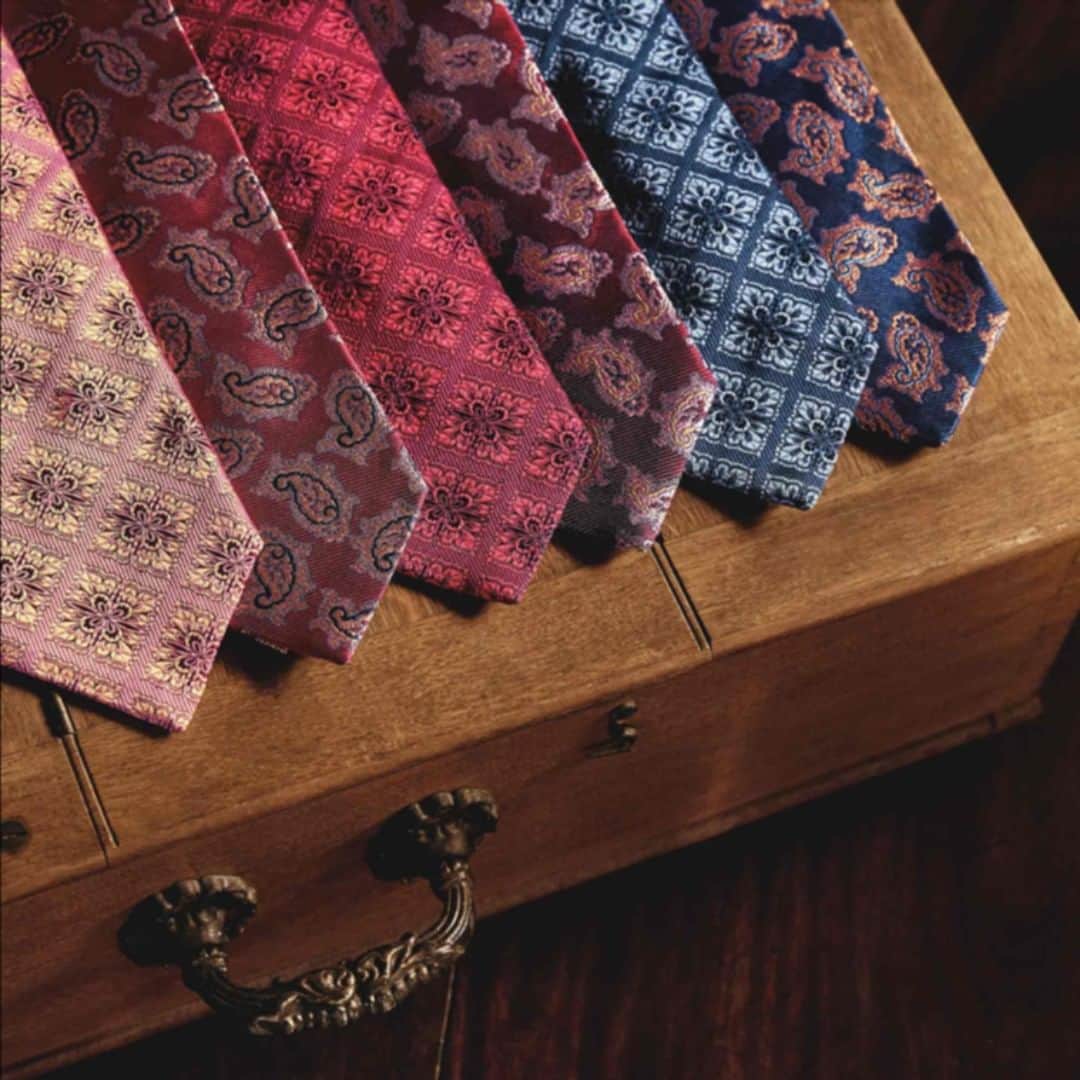 ターンブル&アッサーさんのインスタグラム写真 - (ターンブル&アッサーInstagram)「Our curated selection of pure silk ties are a great gifting choice when it comes to the festive season and beyond. Discover the collection in-store or online using the link in our bio.  #turnbullandasser #turnbull_asser #shirtmaker #jermynstreet #menswear #fashion #newyork #craftsmanship #london #royalwarrant #giftsforhim #heritagebrand #britishheritage #ss20 #silkties」11月27日 2時01分 - turnbull_asser