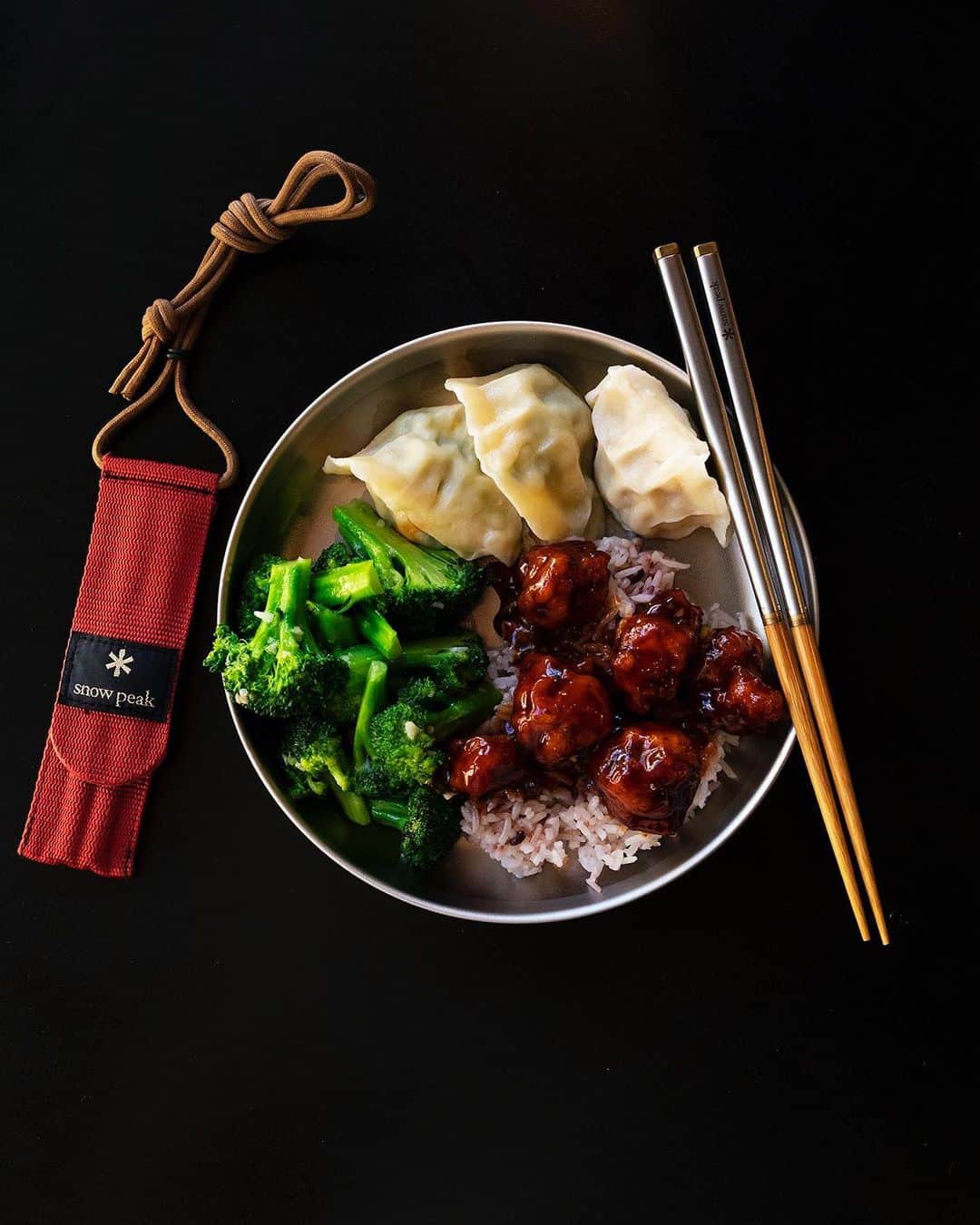 Snow Peak USAさんのインスタグラム写真 - (Snow Peak USAInstagram)「Today we're offering 20% off the Sustainable Plate Set! The Trek Plate and Wabuki Chopsticks add style to any entre and will serve up a lifetime of meals.  Give the gift of reusability and help your loved ones ditch disposable chopsticks and plastic plates.」11月27日 2時03分 - snowpeakusa