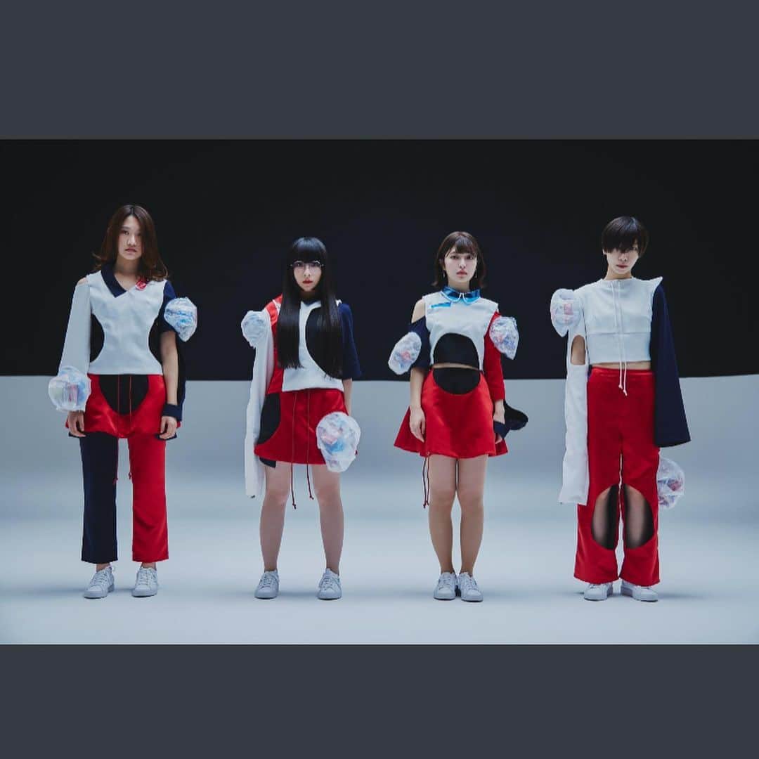和田輪さんのインスタグラム写真 - (和田輪Instagram)「my new gear… . . . 新衣装に合わせて眼鏡も新しくしました。以前yumeの黒いパジャマみたいな衣装に合わせていた赤いアンダーリムのブランド「factory900」の妹的ブランド「TOKYO HOLIDAYS」のものです👓インパクト強めのまん丸眼鏡だけど半透明でかわい〜  #factory900  #FACTORY900TOKYOBASE #TOKYOHOLIDAYS #mng #mbg #maisonbookgirl」11月27日 2時07分 - rin_wada