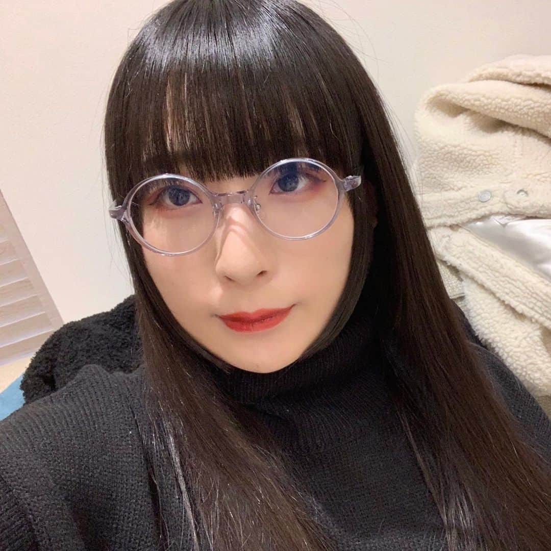 和田輪のインスタグラム：「my new gear… . . . 新衣装に合わせて眼鏡も新しくしました。以前yumeの黒いパジャマみたいな衣装に合わせていた赤いアンダーリムのブランド「factory900」の妹的ブランド「TOKYO HOLIDAYS」のものです👓インパクト強めのまん丸眼鏡だけど半透明でかわい〜  #factory900  #FACTORY900TOKYOBASE #TOKYOHOLIDAYS #mng #mbg #maisonbookgirl」