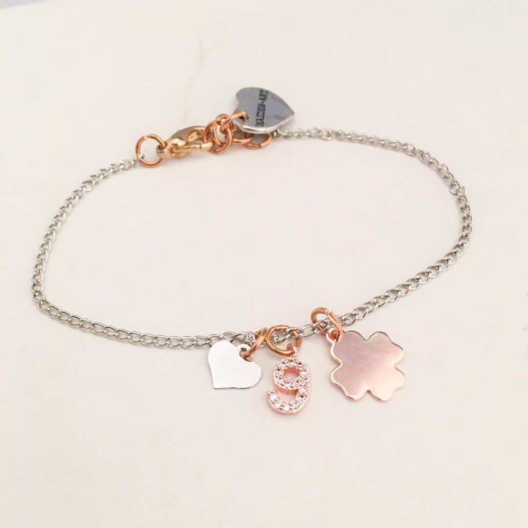 メイデンアートさんのインスタグラム写真 - (メイデンアートInstagram)「Gift 🎁 Ideas 💡: Easy Chic Number Bracelet with Lucky Charms ☘️🍀 . Wanna know more? . Comment YES 🤩 below 👇👇👇 . . . . . #bohostyle #bohochic #luckyjewelry #numberjewelry #numberbracelet #bohojewelry #gift #giftideas #giftidea #christmas #christmasgifts #cransmontana #cransmontanaabsolutely #angera #lakemaggiore #varesetheplacetobe #vareseshopping #maidenart #fashion #italianfashion」11月27日 2時20分 - maidenart
