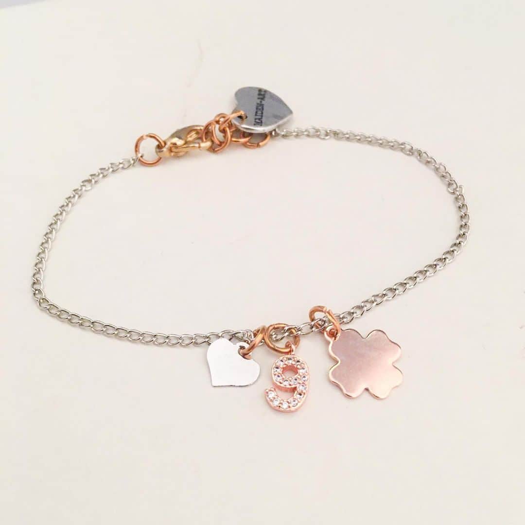 メイデンアートのインスタグラム：「Gift 🎁 Ideas 💡: Easy Chic Number Bracelet with Lucky Charms ☘️🍀 . Wanna know more? . Comment YES 🤩 below 👇👇👇 . . . . . #bohostyle #bohochic #luckyjewelry #numberjewelry #numberbracelet #bohojewelry #gift #giftideas #giftidea #christmas #christmasgifts #cransmontana #cransmontanaabsolutely #angera #lakemaggiore #varesetheplacetobe #vareseshopping #maidenart #fashion #italianfashion」