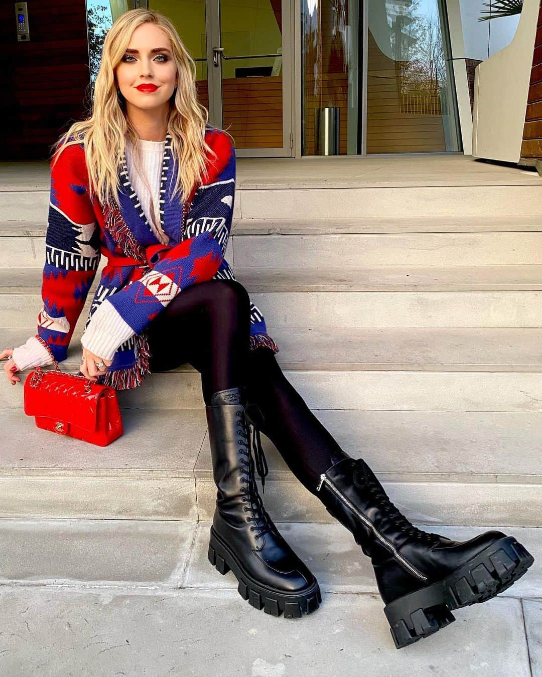 キアラ・フェラーニさんのインスタグラム写真 - (キアラ・フェラーニInstagram)「In between a set day and tonight's event wearing @calzedonia shiny tights ✌ #ChiaraWearsCalzedonia #calzedonia #adv」11月27日 2時31分 - chiaraferragni